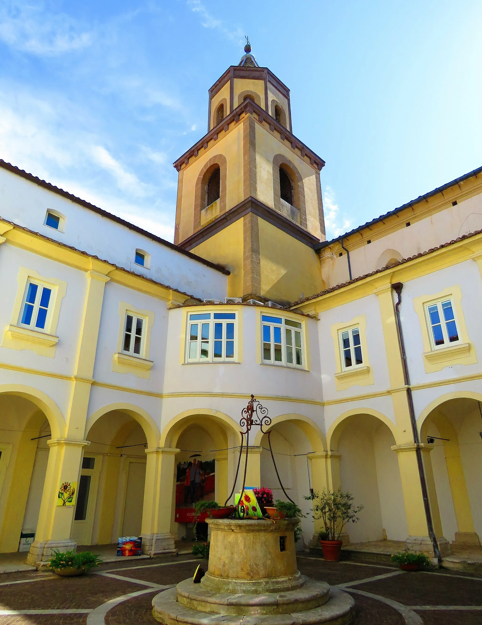 Photo showing: La chiesa di San Francesco e l'ex convento (ora municipio) a Sant'Agata de' Goti