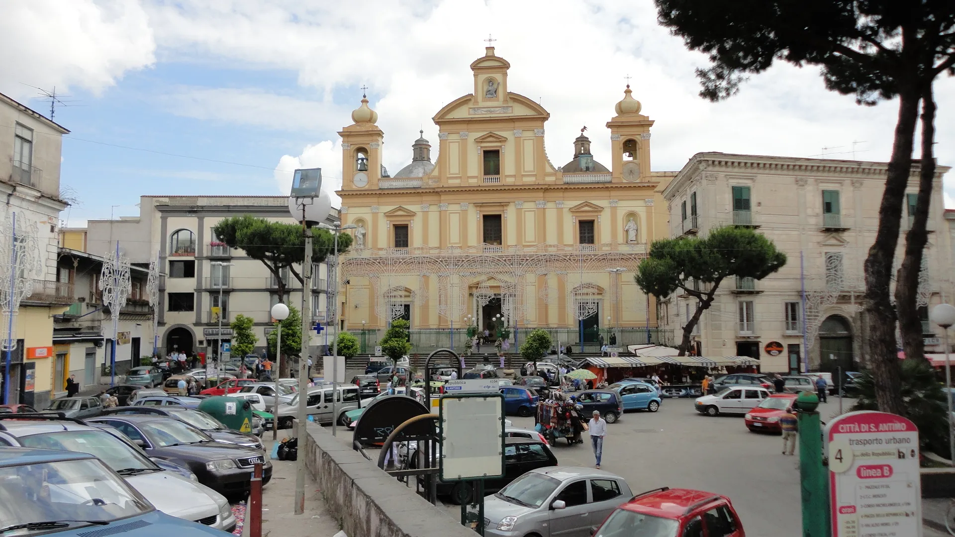 Photo showing: The Main Church on plaza at Sant'Antimo (NAPLES)