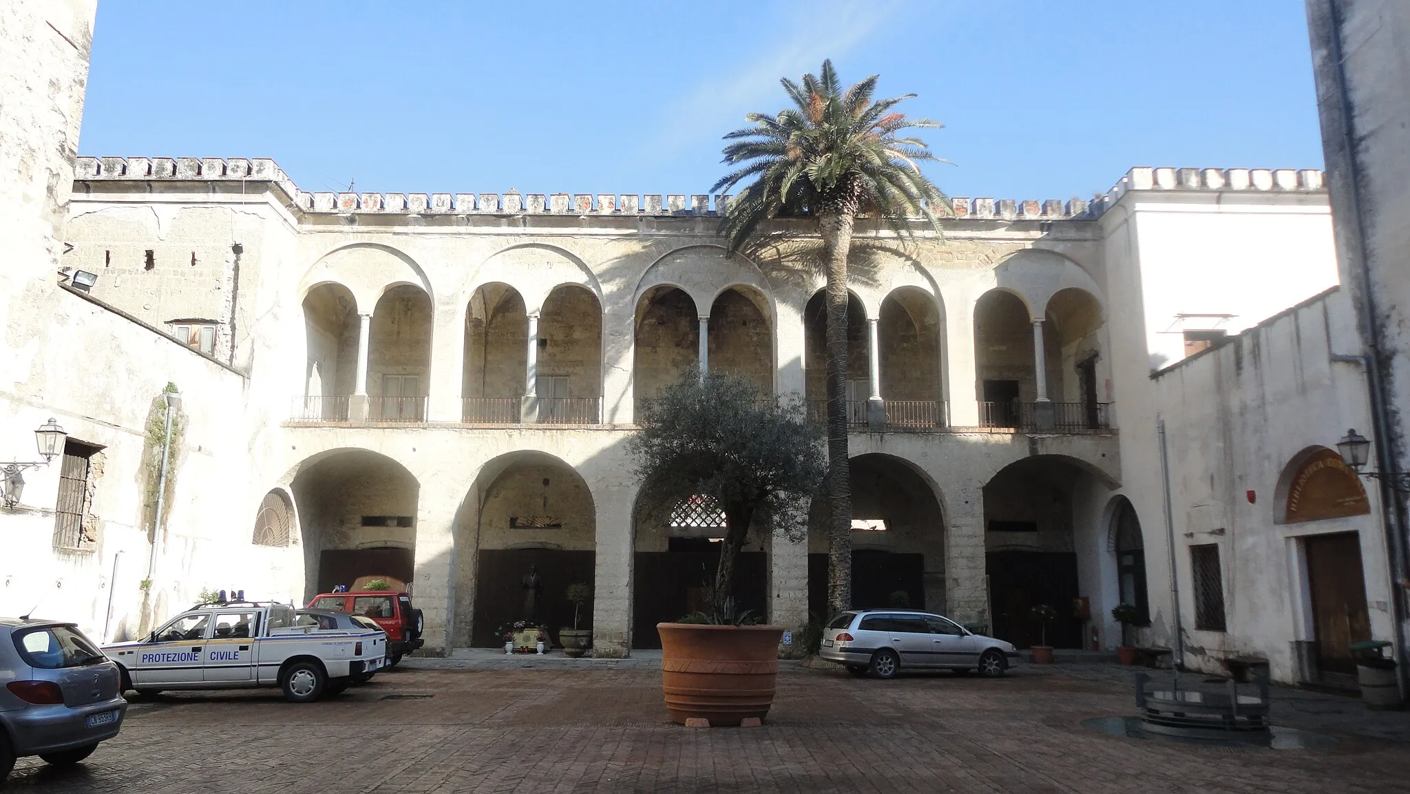 Photo showing: Sant'Arpino (CE, Italy), - Sanchez Mayor Palace - Atrium #1