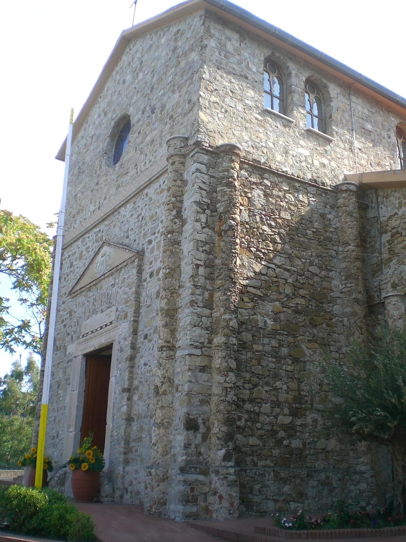 Photo showing: Facciata del Santuario Madonna dell'Olivo a Serre