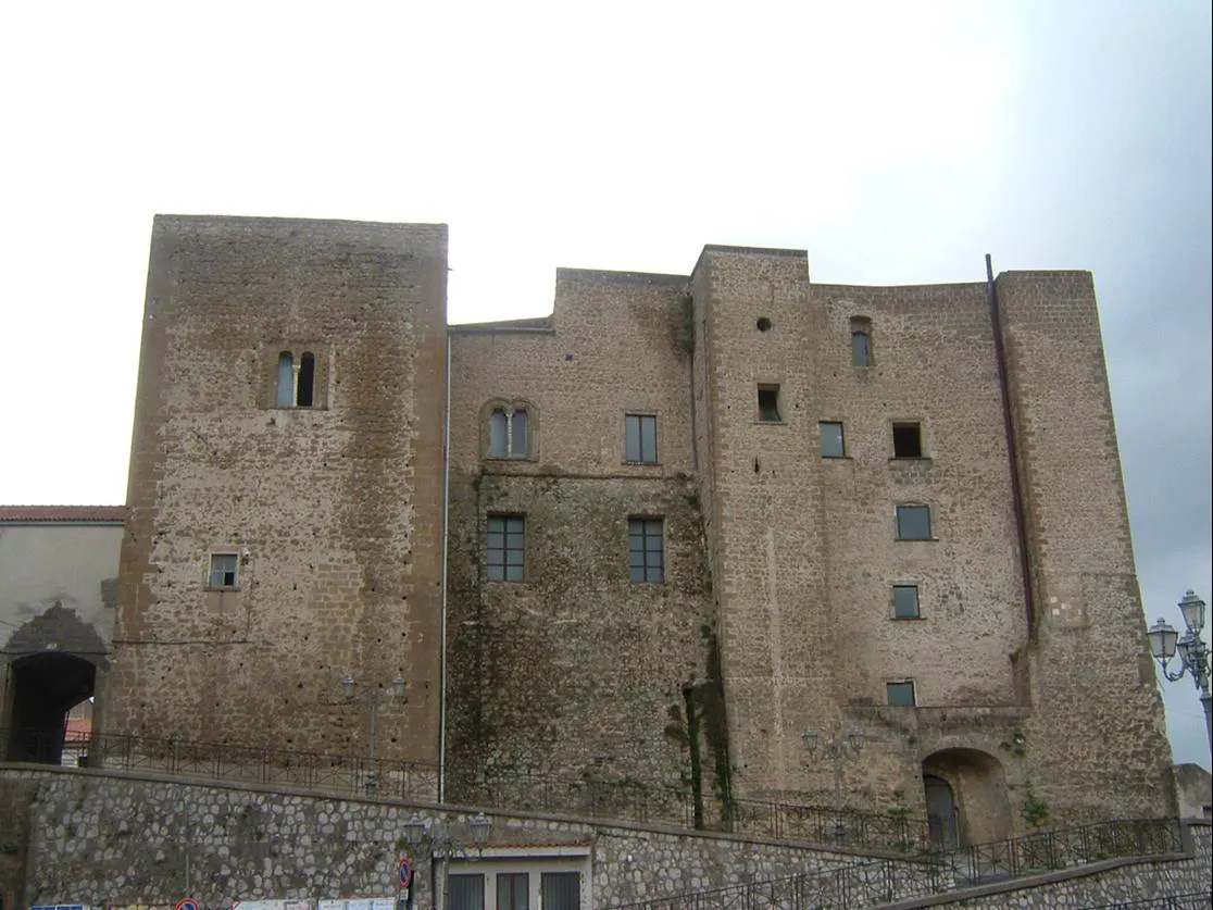 Photo showing: Sessa Aurunca(CE)- Castello ducale: Di origine preromana, Sessa Aurunca conserva ancora molte testimonianze storiche che permettono una ricostruzione del suo passato. Molti i popoli che l’hanno dominata (longobardi, normanni, angioini, aragonesi) lasciando tracce della loro presenza. Il Castello Ducale ne è un chiaro esempio. Costruito nel X sec., fu concepito come luogo di difesa ma anche come palatium, dove svolgere le attività ufficiali della corte. Con Federico II di Svevia, il complesso fu consolidato e ampliato con l’aggiunta di torri quadrangolari. Le trasformazioni continuarono con gli angioini, dei quali resta la straordinaria loggia del giardino pensile, e con la famiglia Marzano nel XIV sec., che abbellì la struttura con affreschi e decorazioni architettoniche di gusto castellano, come portali, archi, costoloni e colonne. Purtroppo vicende storiche e naturali hanno danneggiato la struttura originaria, con la perdita di molti elementi. Di proprietà pubblica dagli inizi dell’800, fu sede carceraria fino al secolo scorso, quando si decise di valorizzare il sito con restauri. Oggi, oltre ad ospitare una biblioteca e sale per eventi, ospita il Museo Civico archeologico.