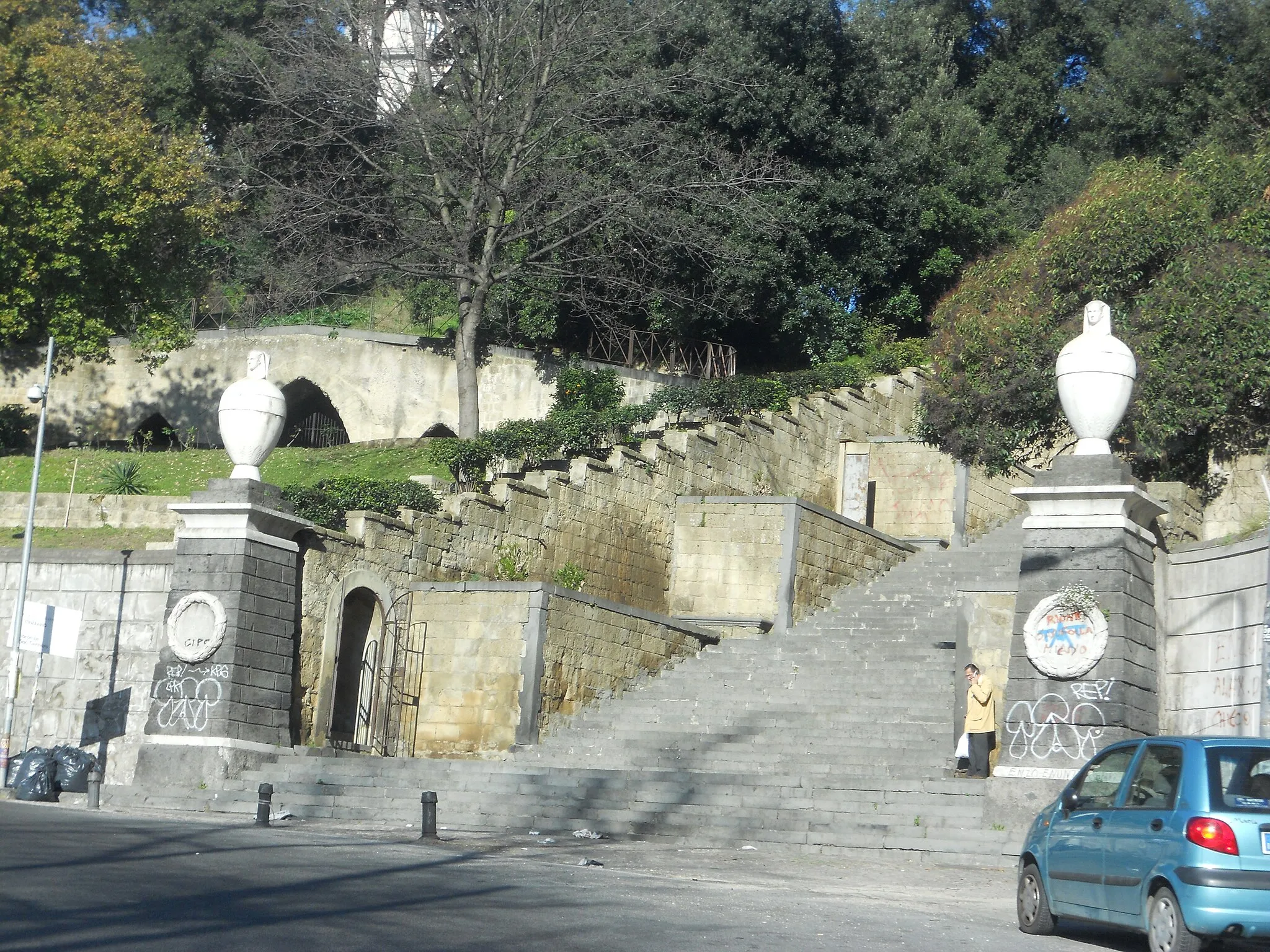 Photo showing: Napoli: Gradini Capodimonte, raggiungibili dinanzi al tondo di Capodimonte e che permettono di accedere ai giardini della Principessa Iolanda