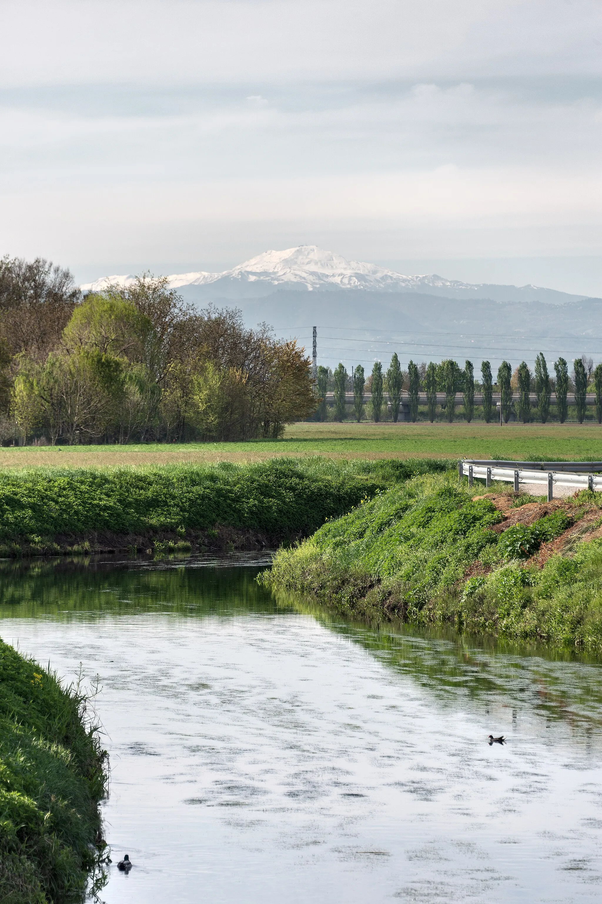 Photo showing: Canale Naviglio con Monte Cimone sullo sfondo - Albareto, Modena, Italia