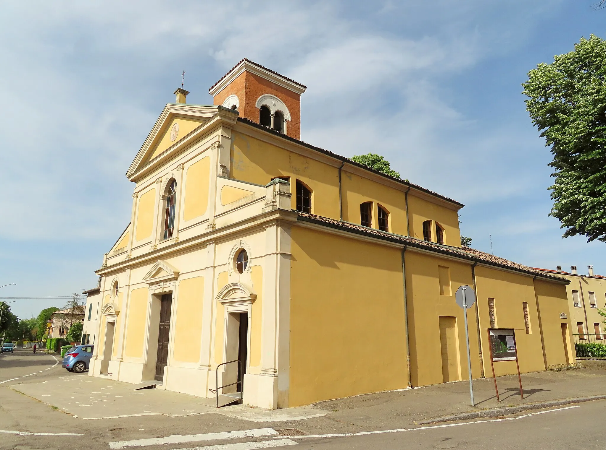 Photo showing: Facciata e lato sud della chiesa di San Pietro Apostolo