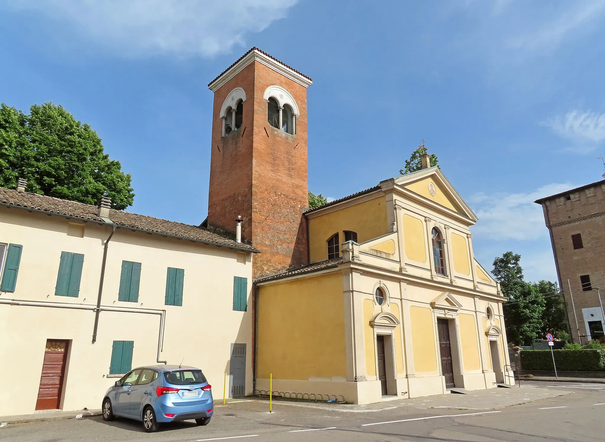 Photo showing: Facciata e lato nord della chiesa di San Pietro Apostolo