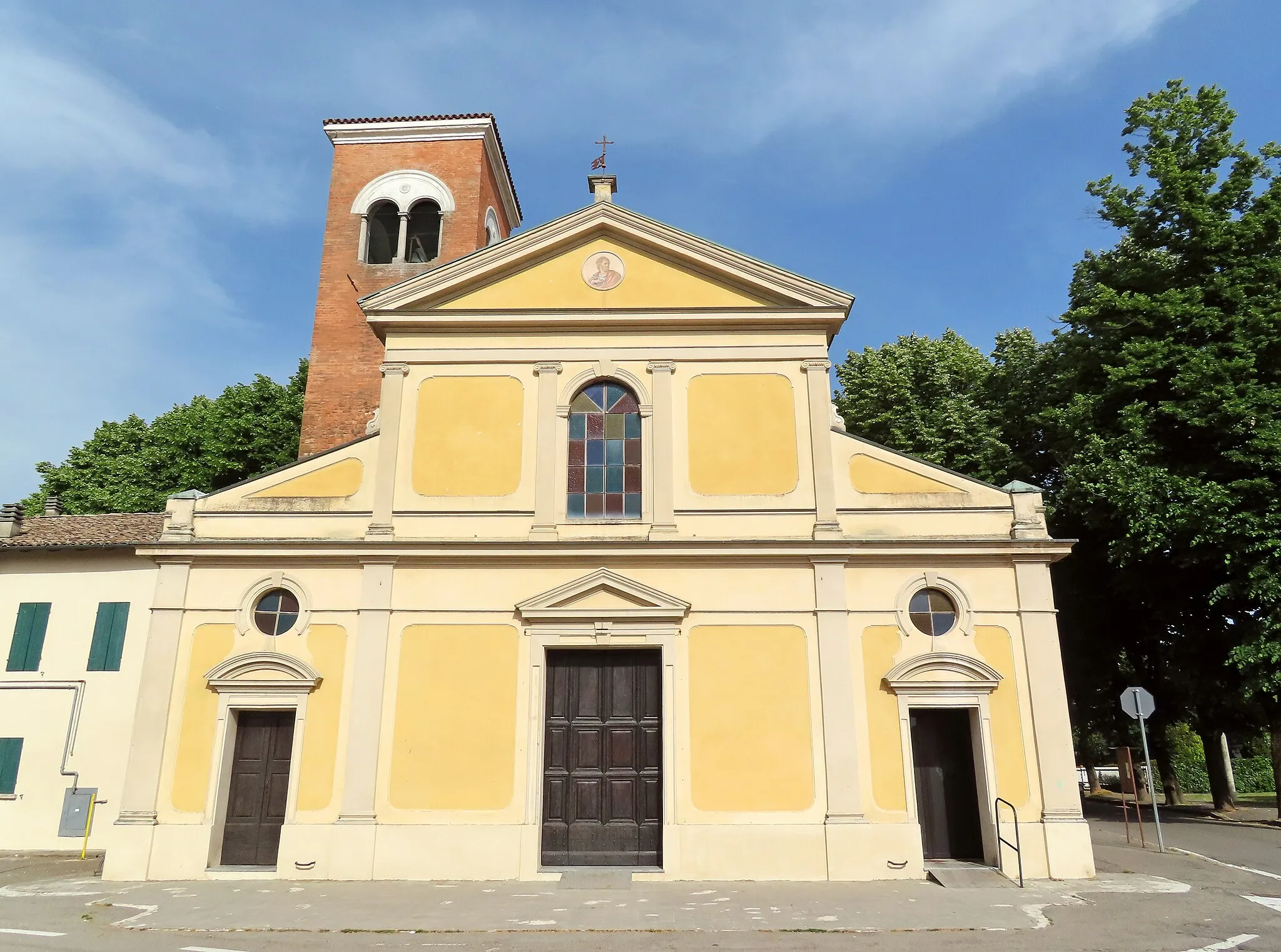 Photo showing: Facciata della chiesa di San Pietro Apostolo