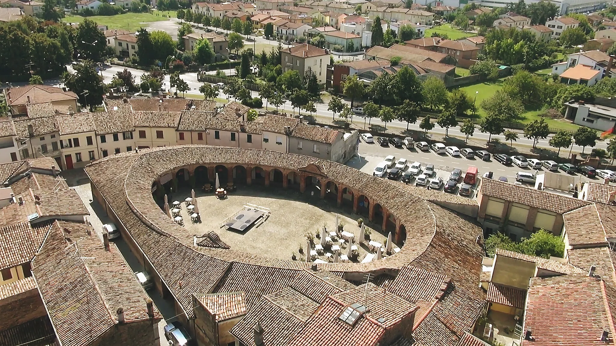 Photo showing: La settecentesca piazza con la sua originale forma ellittica è un simbolo della città