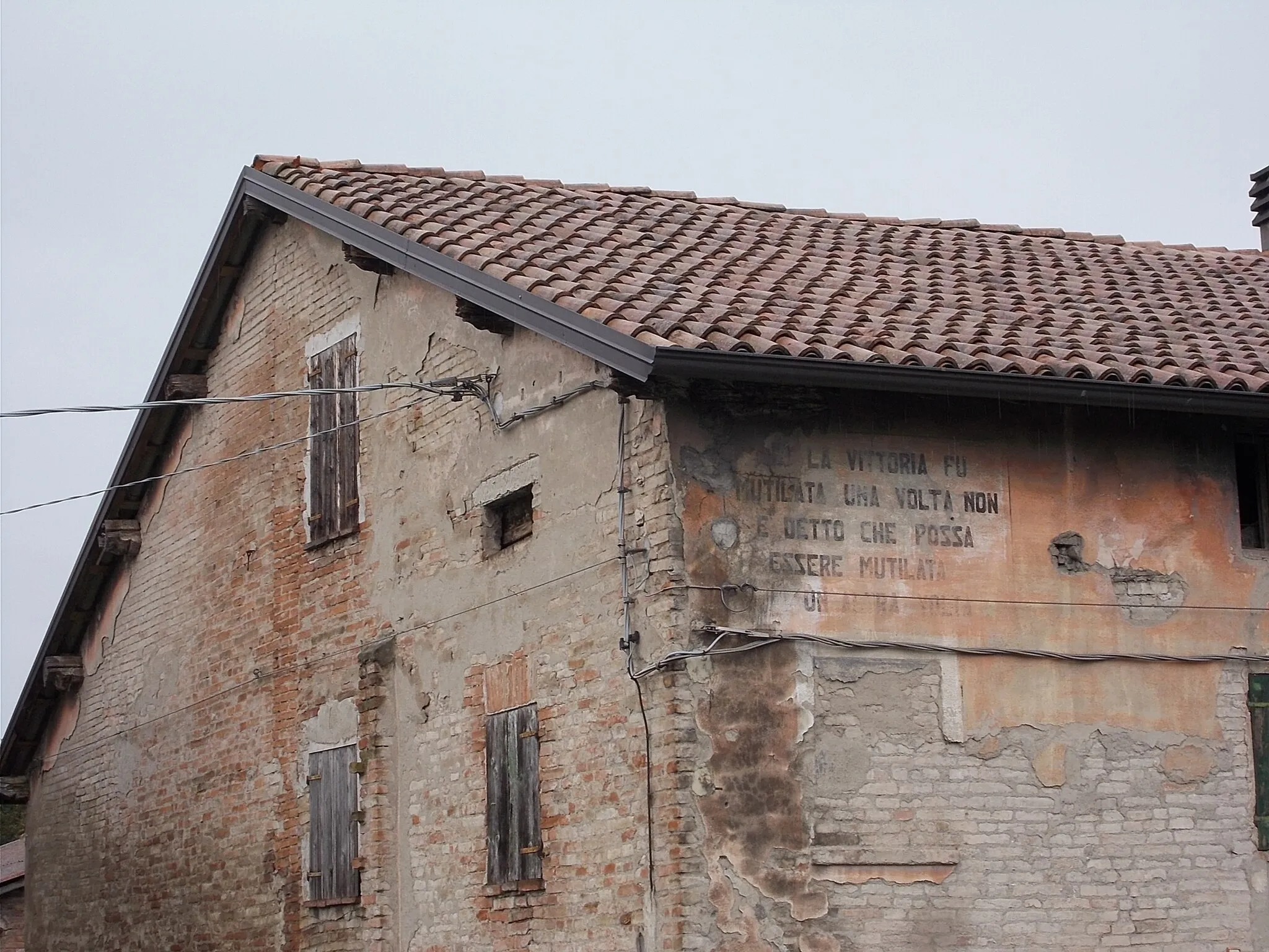 Photo showing: Reggio Emilia - Bagno - Mussolini-idézet az 1940-es évekből egy régi falon