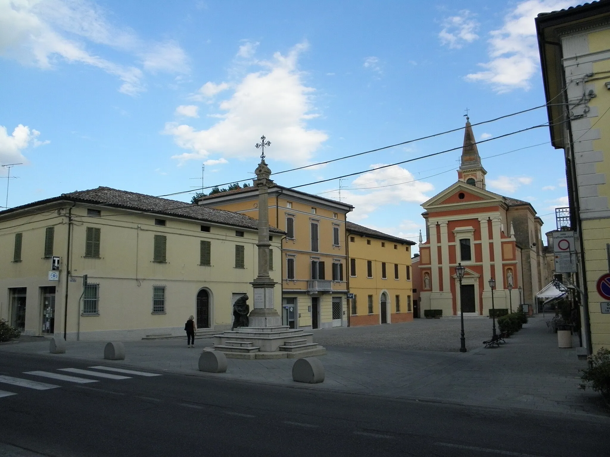 Photo showing: Baricella, Piazza Giosuè Carducci: vista degli edifici sul lato nord, del Monumento ai Caduti ed in secondo piano della Chiesa di Santa Maria.