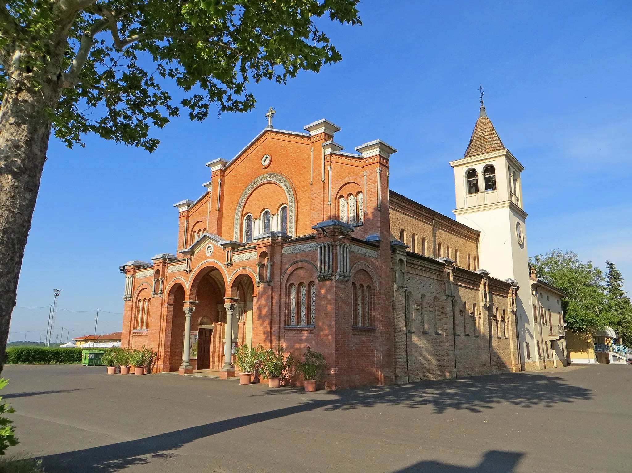 Photo showing: Chiesa di San Giovanni Battista (Basilicanova, Montechiarugolo) - facciata e lato sud
