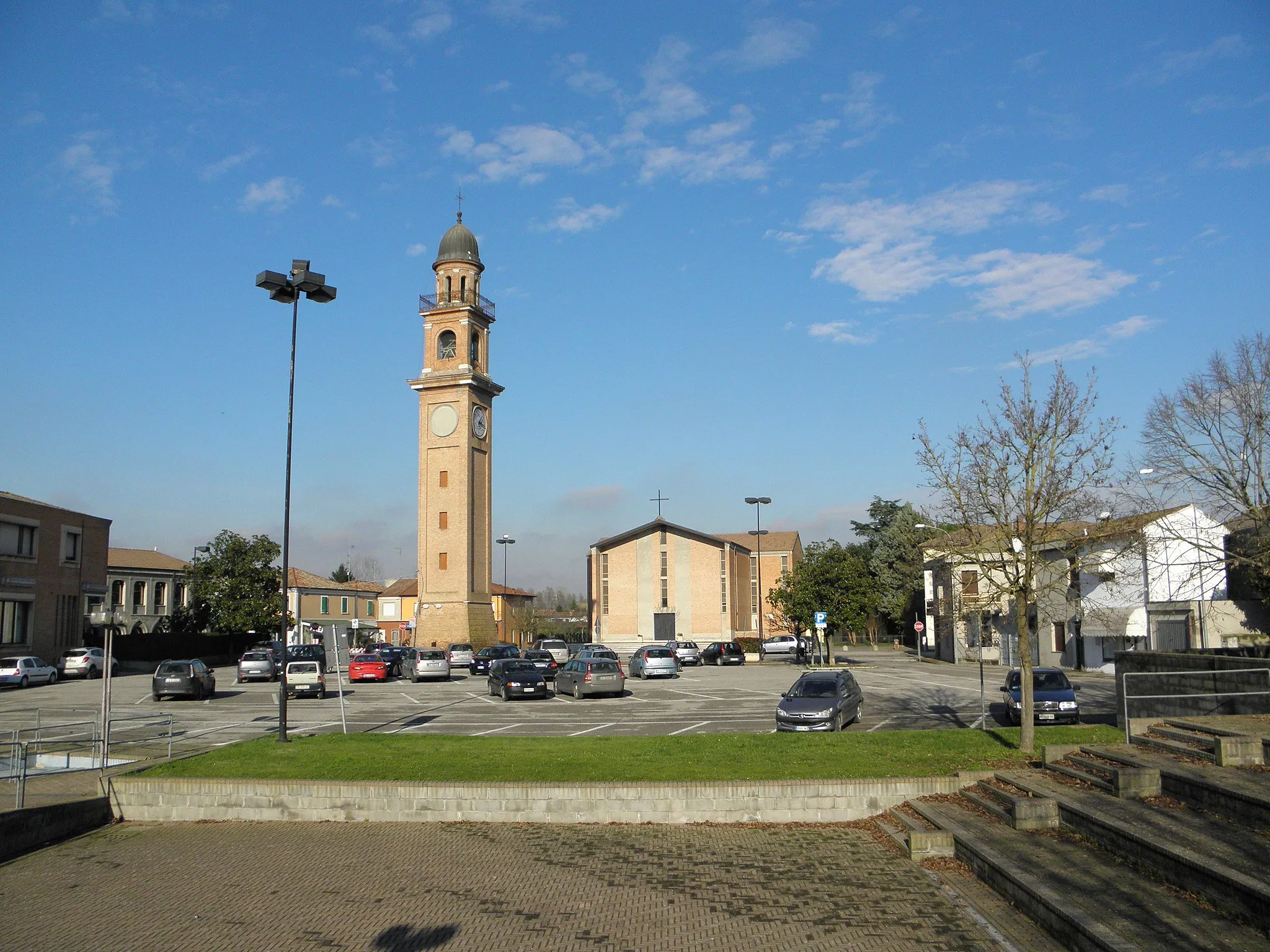 Photo showing: Berra, Piazza della Repubblica: la chiesa parrocchiale di San Rocco (XX Secolo) ed il campanile, risalente al 1864, della preesistente ed abbattuta modesta chiesa in stile neoclassico.