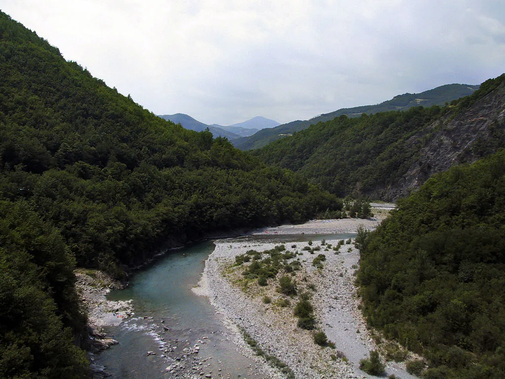 Photo showing: The Valle Trebbia, Italy. Photograph taken in July 2006 looking upstream from a location a few kilometres south of Bobbio. (This is a tweaked version of Image:Valle Trebbia.JPG)