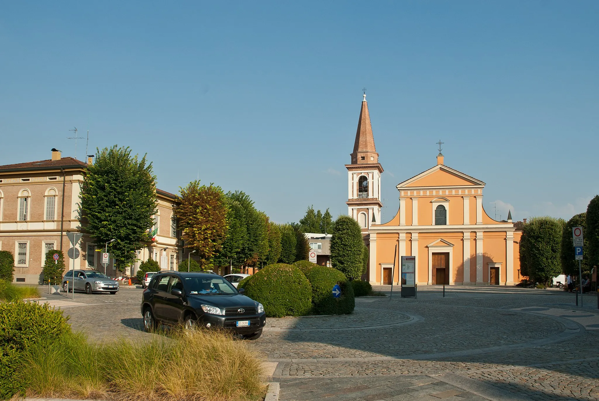 Photo showing: Nel centro di Campogalliano, a sinistra Municipio, a destra la Chiesa Sant' Orsola