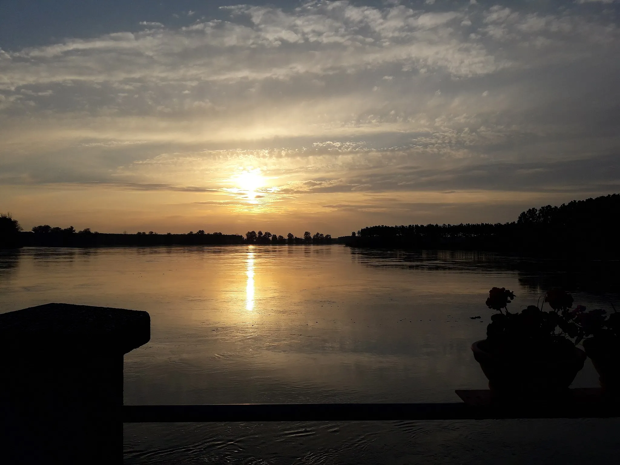 Photo showing: The river Po near to Roncarolo, municipality of Caorso, Piacenza, Italy