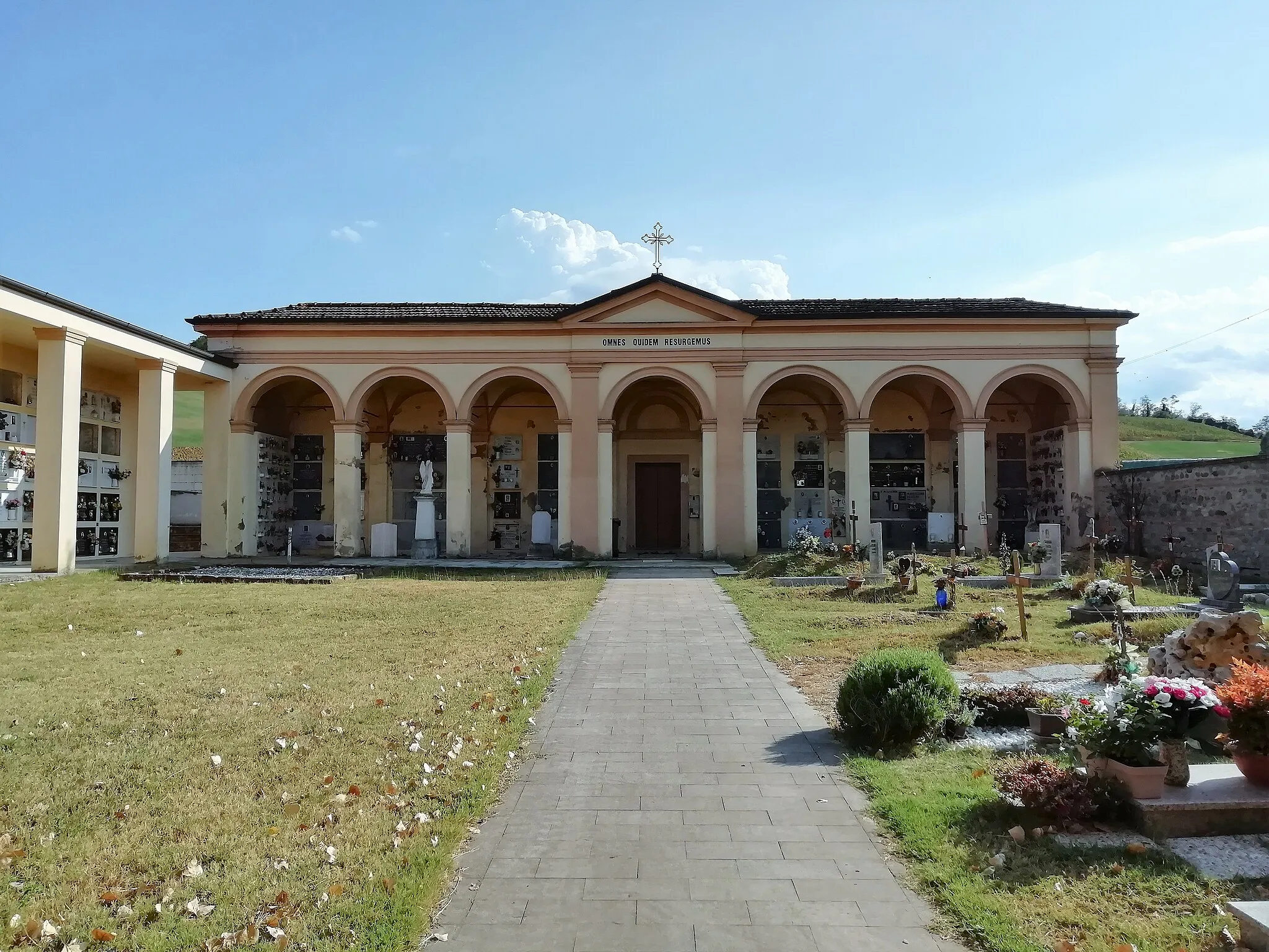 Photo showing: cimitero di Castelletto, Castello di Serravalle