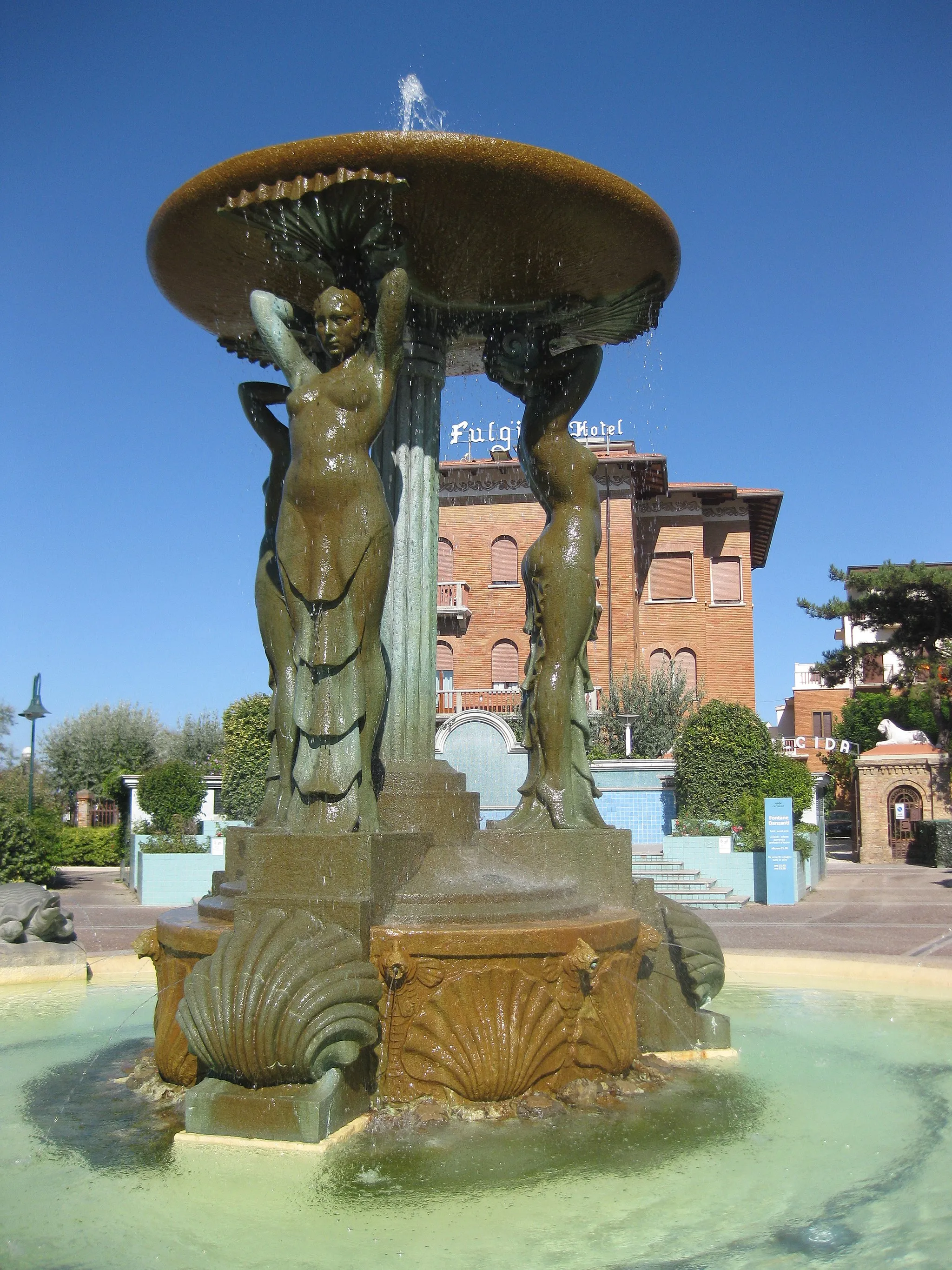 Photo showing: Fountain of Sirens