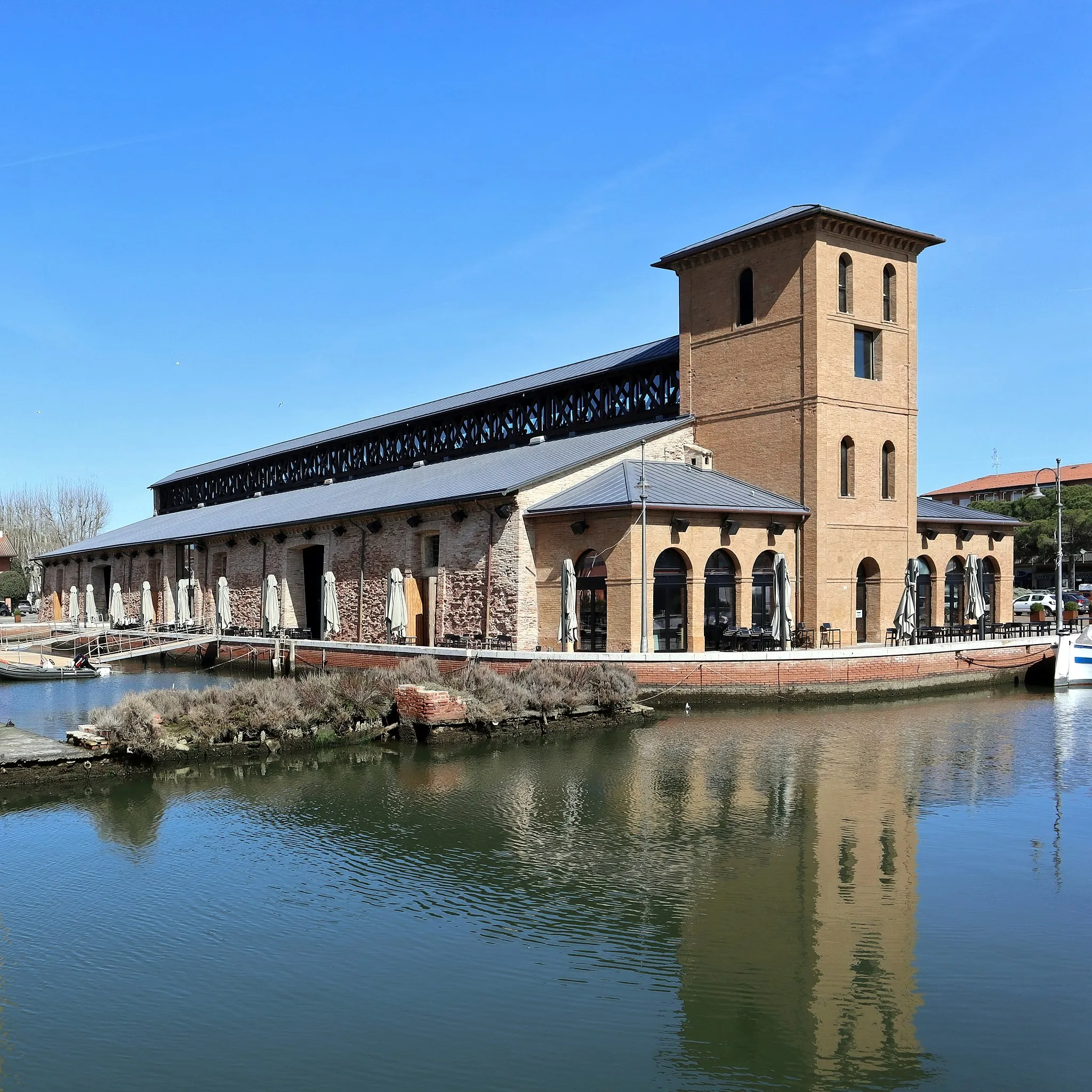 Photo showing: The Darsena Salt Storehouse is a remarkable example of industrial architecture from the 1700s, linked to the local tradition of salt processing, coming from the Cervia salt pans. It is located between the salt pans and the Adriatic Sea, in the historic town centre.