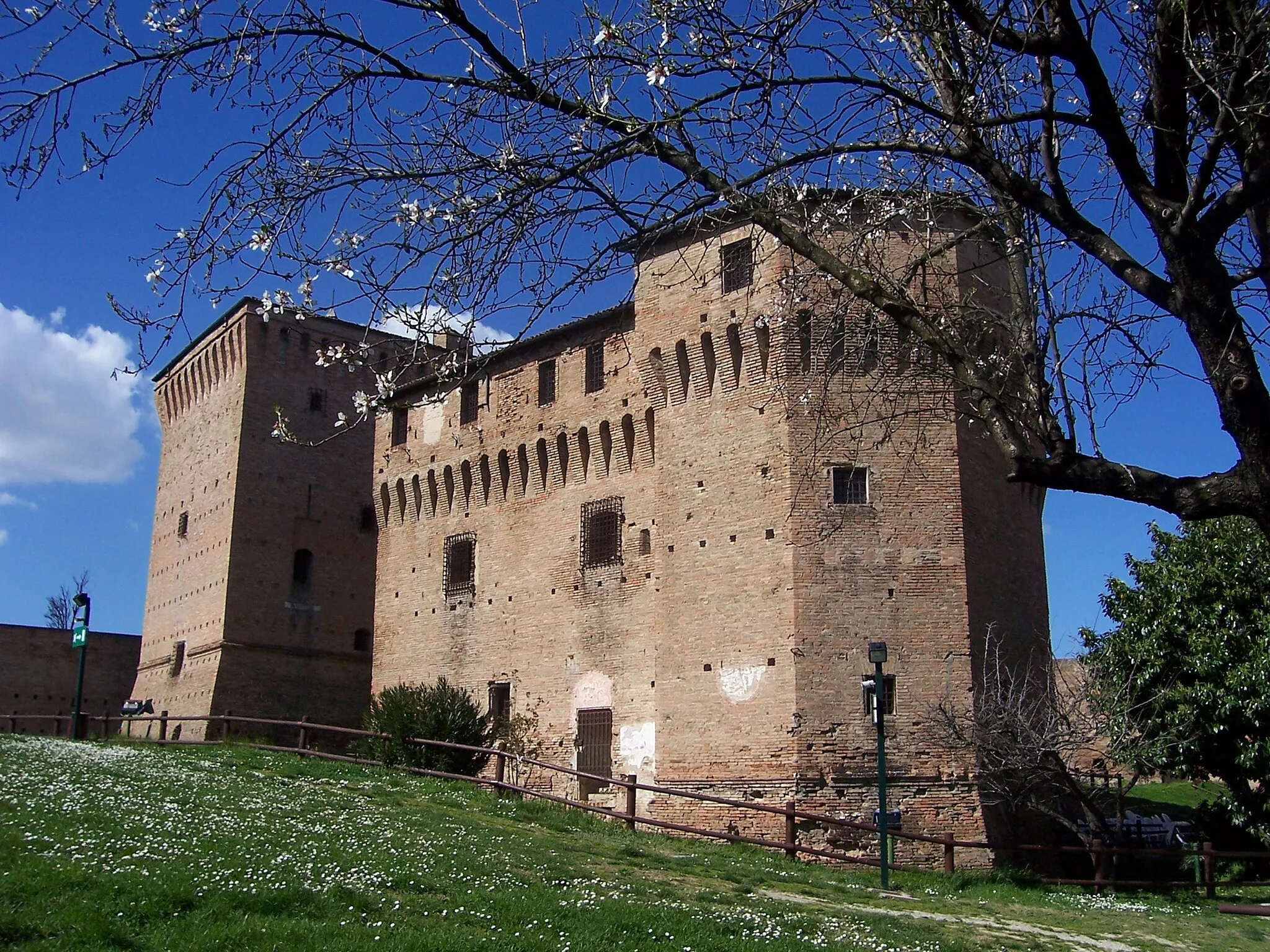 Photo showing: La Rocca Malatestiana di Cesena in primavera