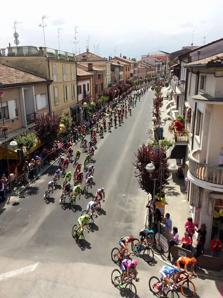 Photo showing: I partecipanti al Giro d'Italia 2015 attraversano il centro di Conselice