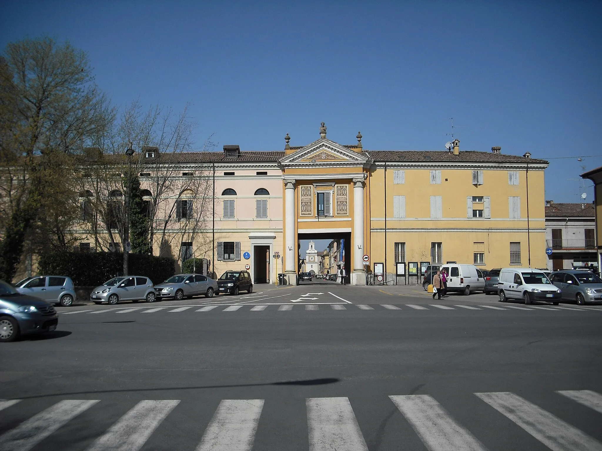 Photo showing: In primo piano c'è Porta Bologna presso Crevalcore e, all'interno del varco, il percorso di via Matteotti che termina su Porta Modena.