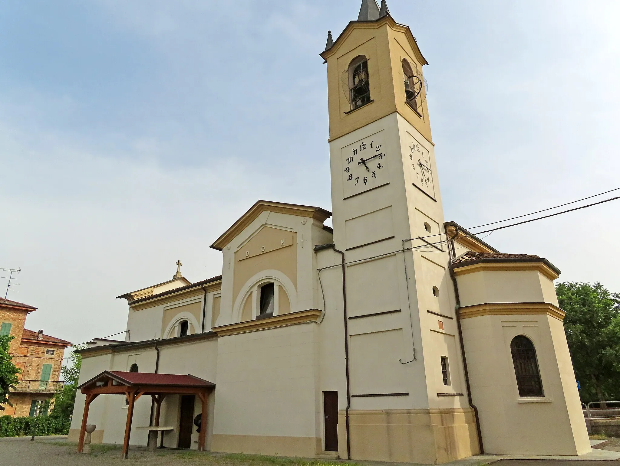 Photo showing: Abside e lato nord della chiesa di San Giovanni Battista