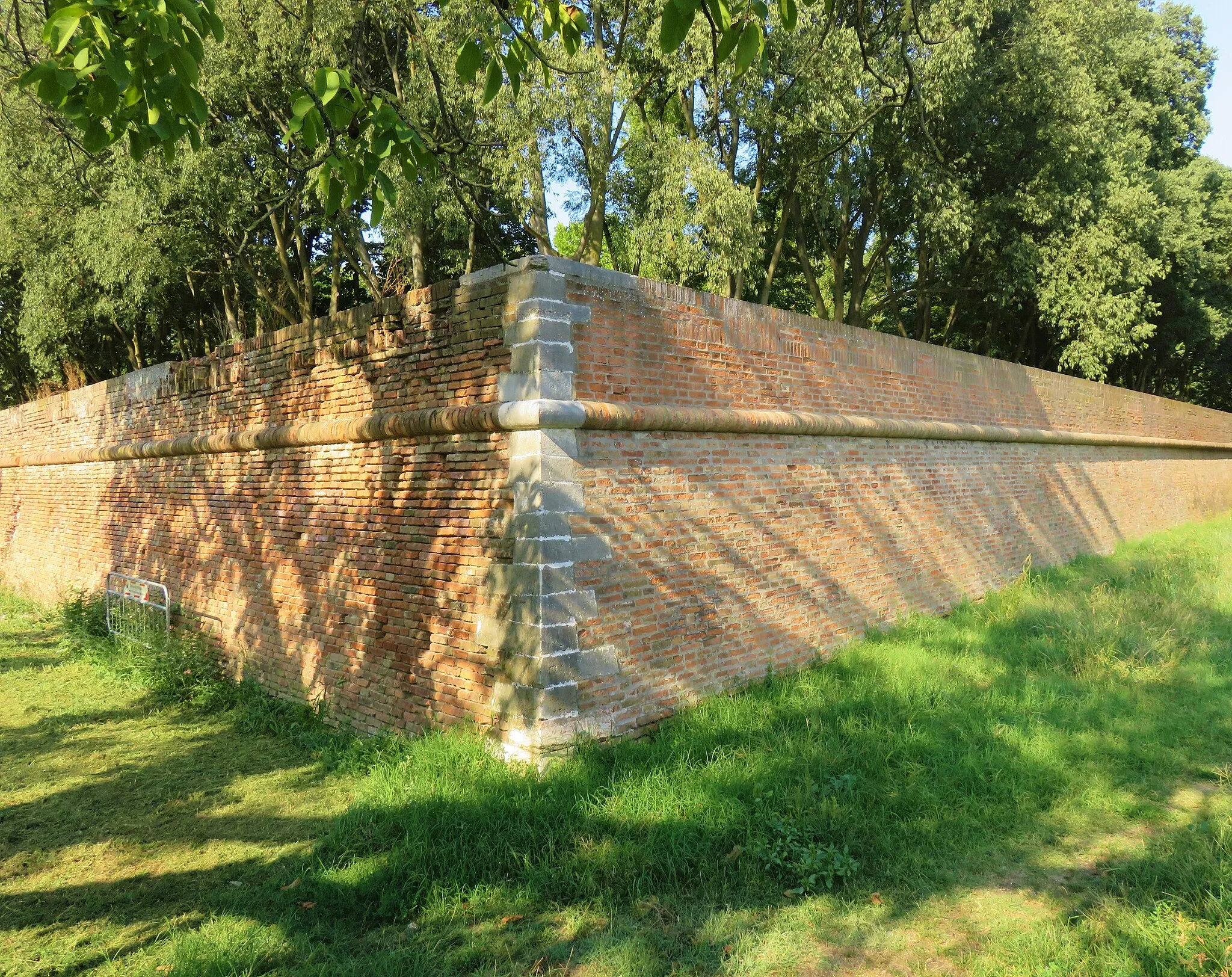 Photo showing: Mura della ex Fortezza Pontificia di Ferrara (nota anche come Cittadella) all'angolo tra via Darsena e via della Fortezza