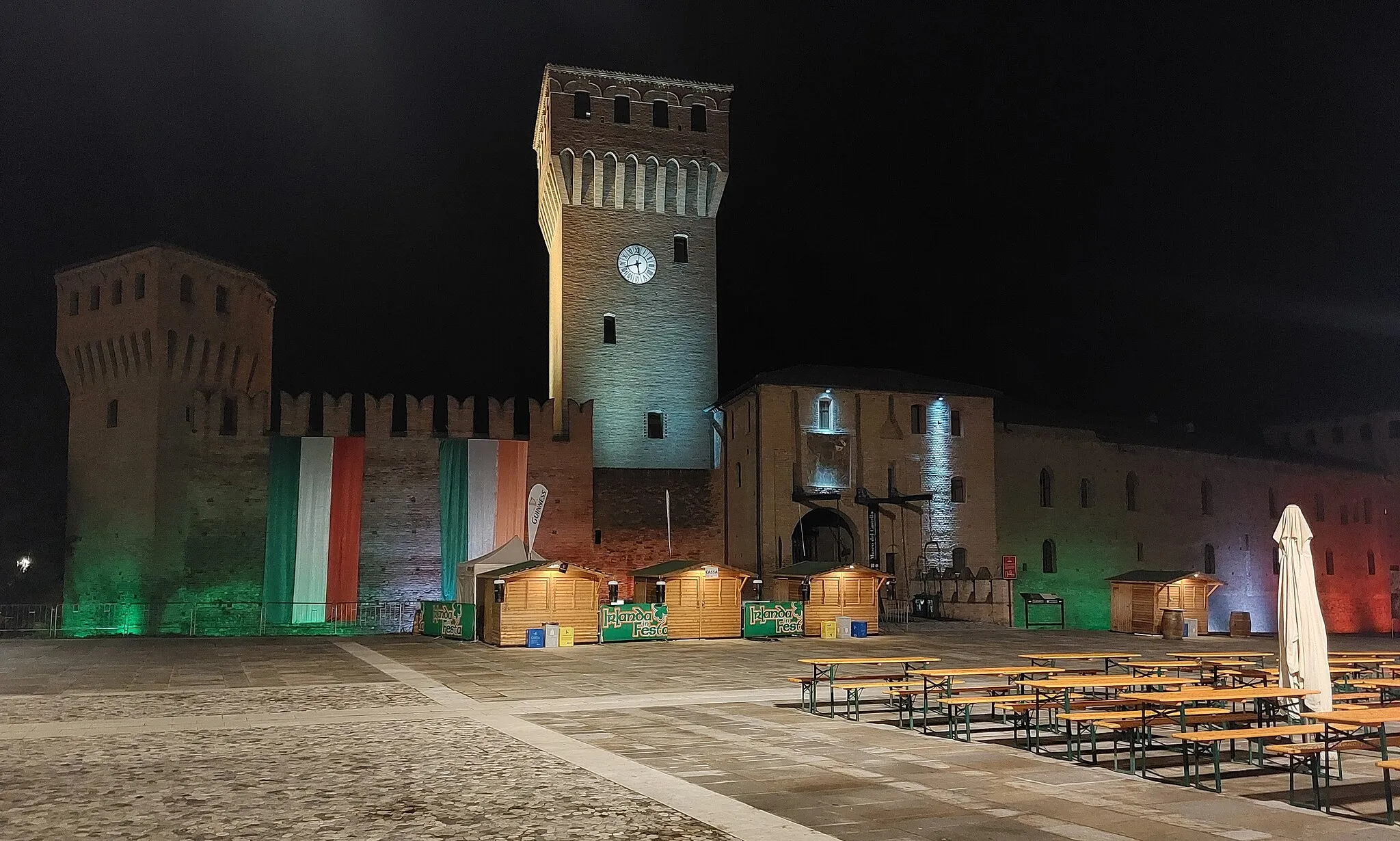 Photo showing: Il castello di Formigine con la bandiera italiana e irlandese.