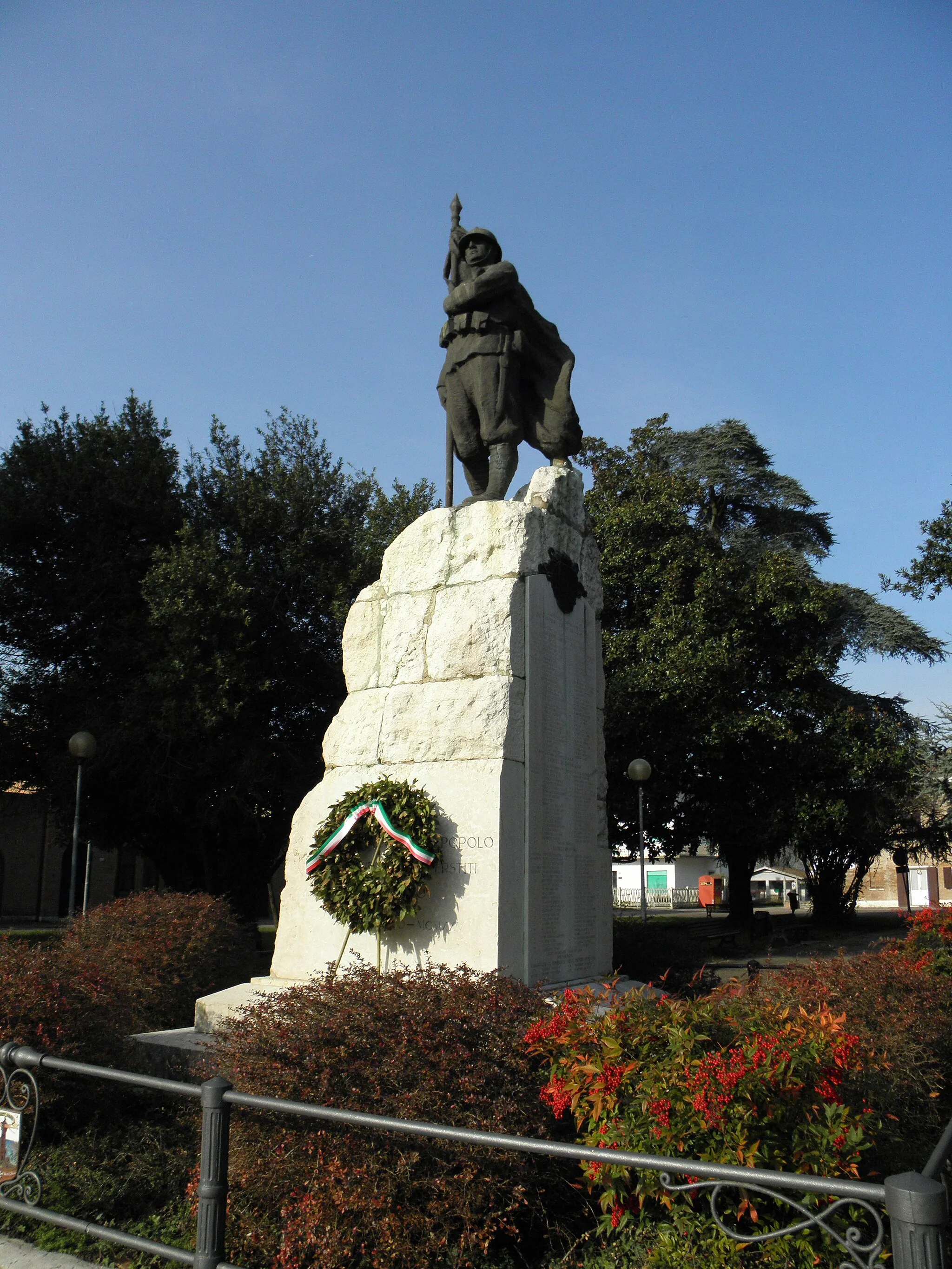 Photo showing: Formignana, Il Monumento ai caduti sito nella centrale Piazza IV Novembre.