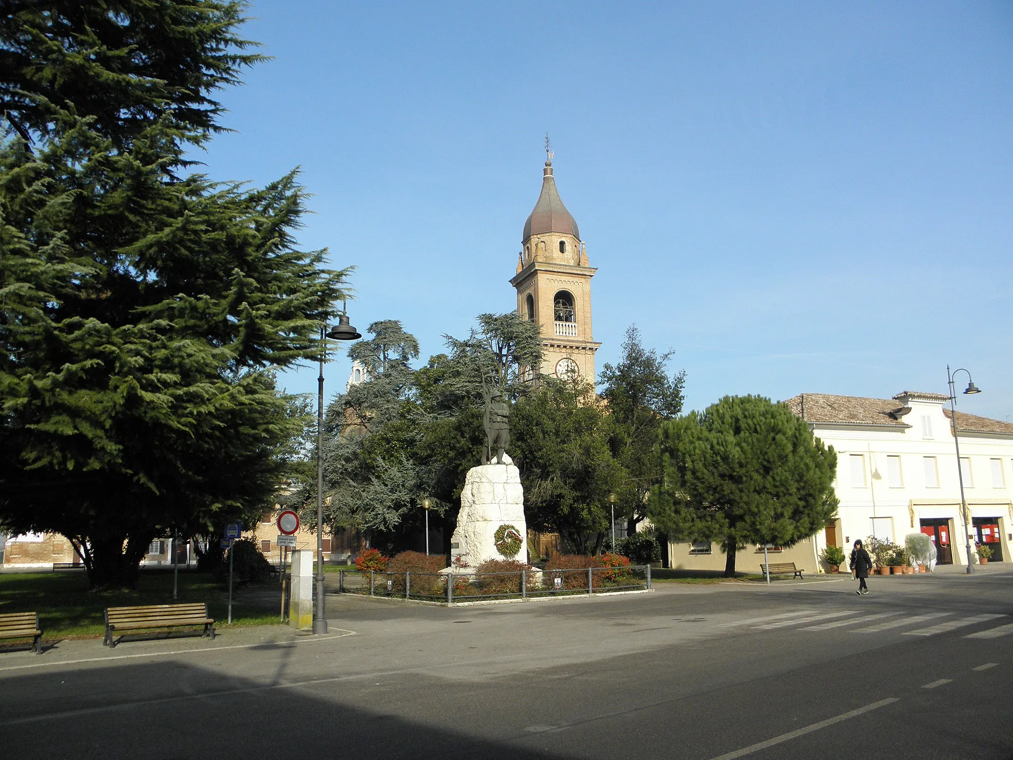 Photo showing: Formignana, piazza IV Novembre con il monumento ai caduti e la sommità del campanile della chiesa parrocchiale di Santo Stefano.