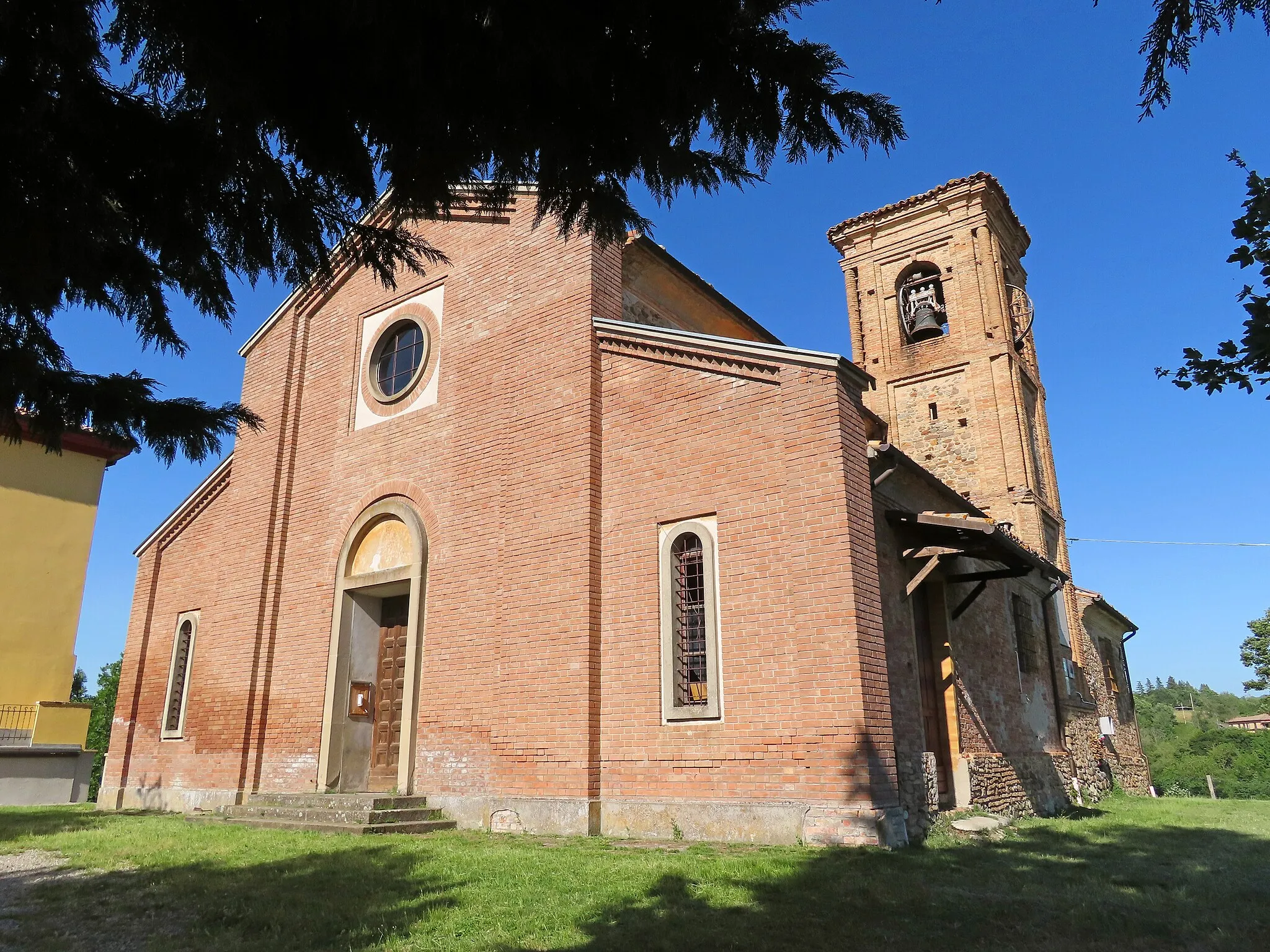 Photo showing: Facciata e lato sud della chiesa della Purificazione di Maria Vergine