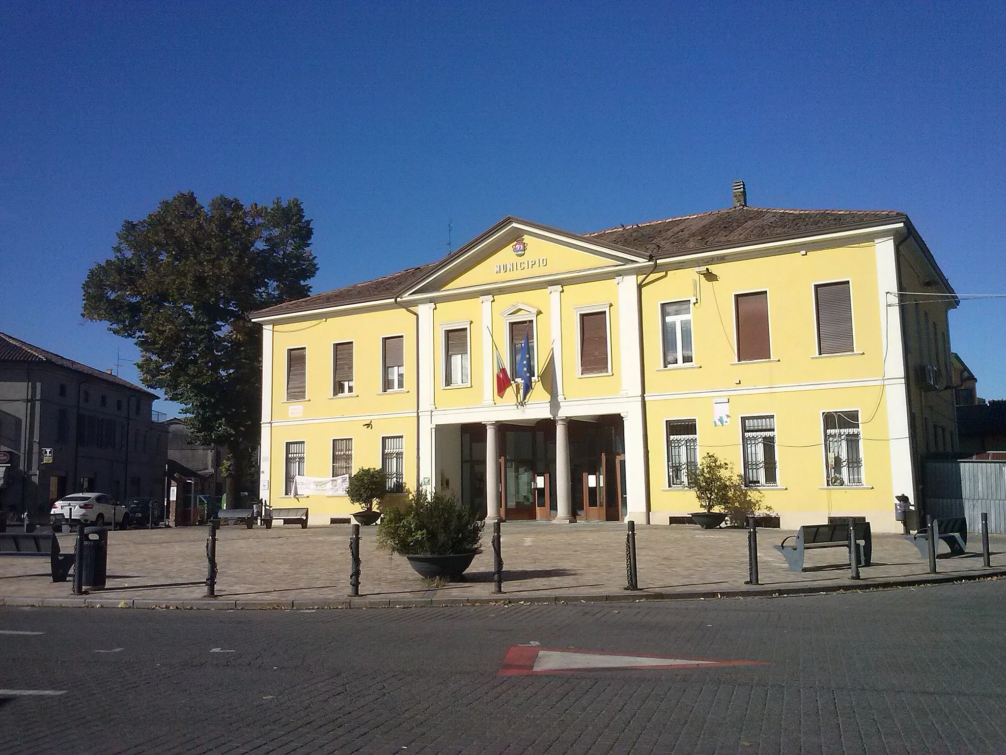 Photo showing: Piazza Roma and Gossolengo town hall (Piacenza, Italy)