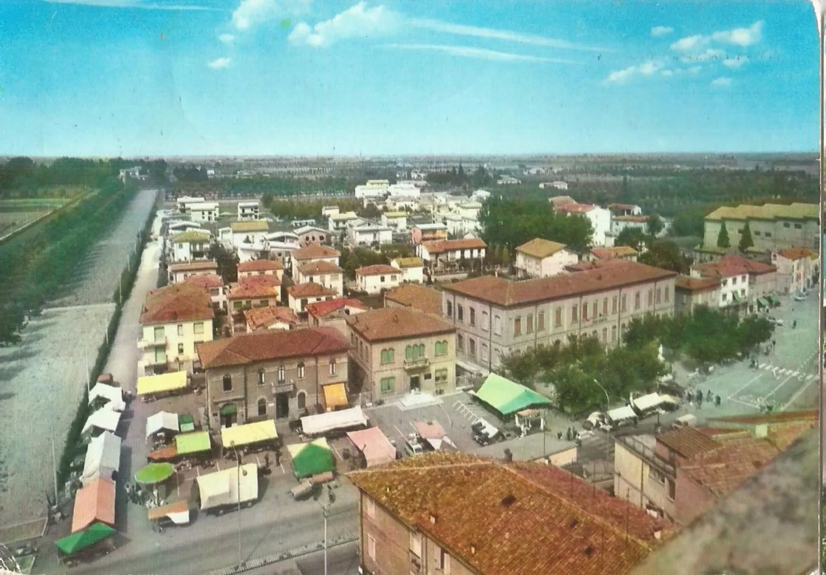 Photo showing: Massa Finalese - panorama con mercato