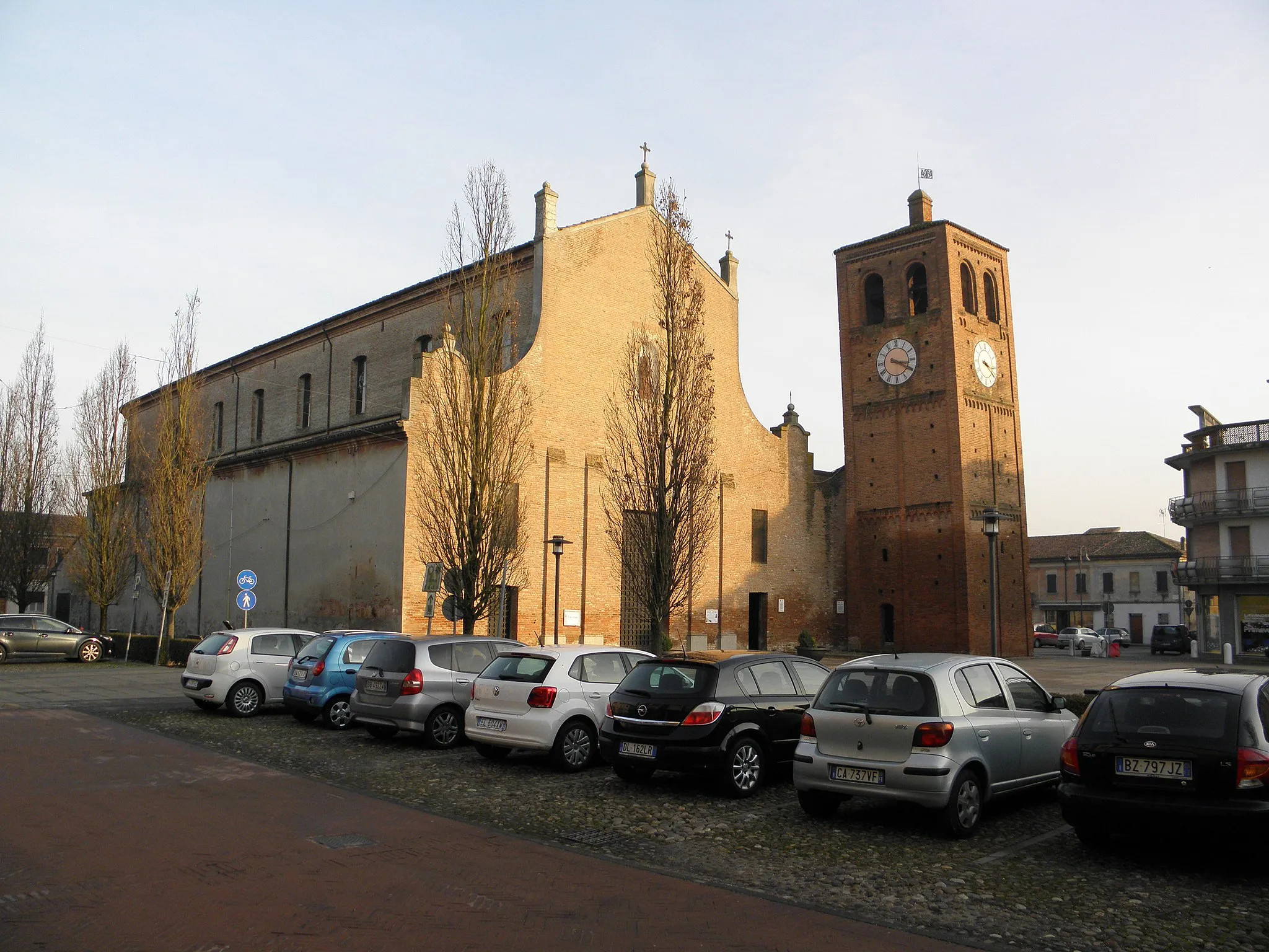 Photo showing: Massa Fiscaglia, già comune autonomo e ora frazione del comune di Fiscaglia: la settecentesca chiesa dei Santi Pietro e Giacomo con a fianco il più antico campanile in stile romanico-lombardo.