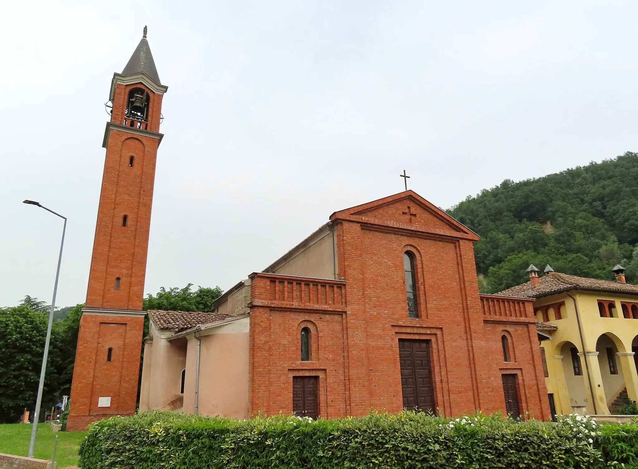 Photo showing: Facciata e lato nord della chiesa di San Giorgio Martire