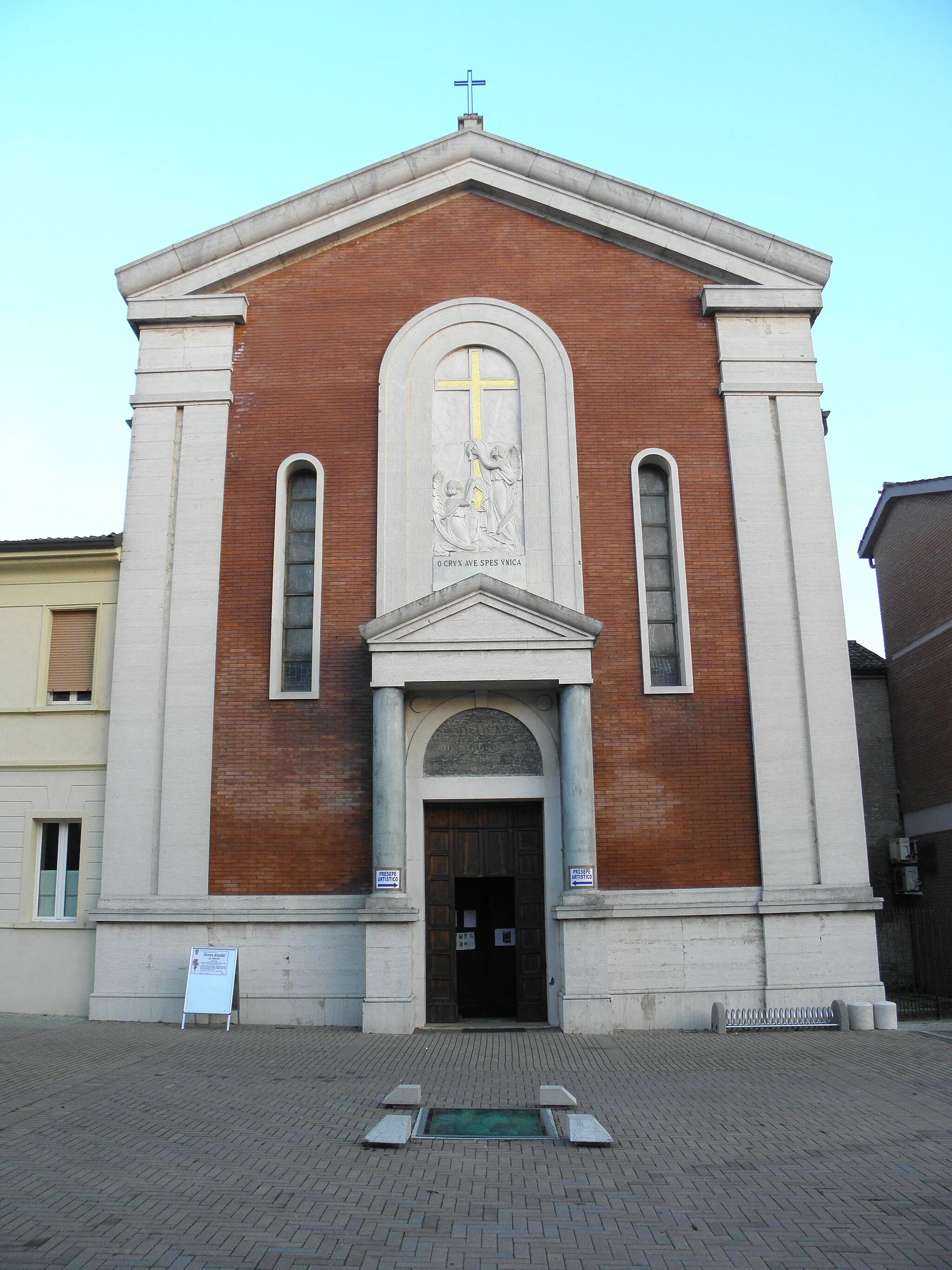 Photo showing: Migliarino, già comune autonomo e dal 2014 frazione di Fiscaglia: la chiesa parrocchiale di Santa Croce, edificio del tardo XVI secolo con facciata rifatta nel 1932.