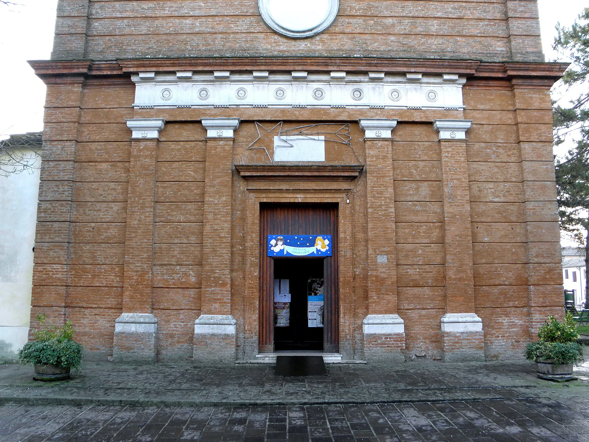 Photo showing: Migliaro, già comune autonomo e dal 2014 frazione di Fiscaglia: la parte inferiore della facciata la chiesa parrocchiale della Natività di Maria Santissima (o di Maria).