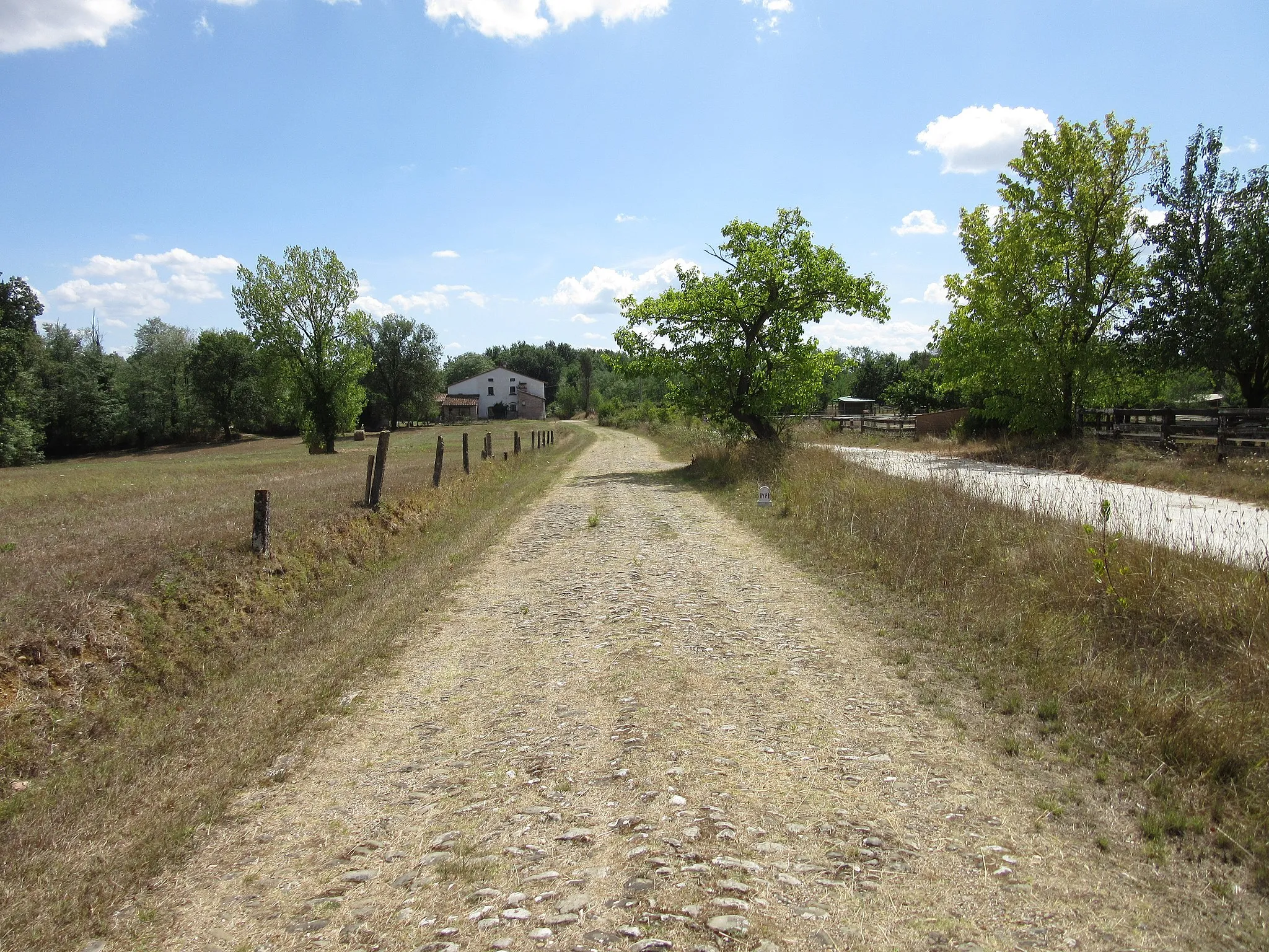 Photo showing: Cobbled section of Via Francigena in Galleno, in the municipality of Castelfranco di Sotto (PI). In the background, the "Osteria di Greppi", an ancient place of rest documented since the Middle Ages.