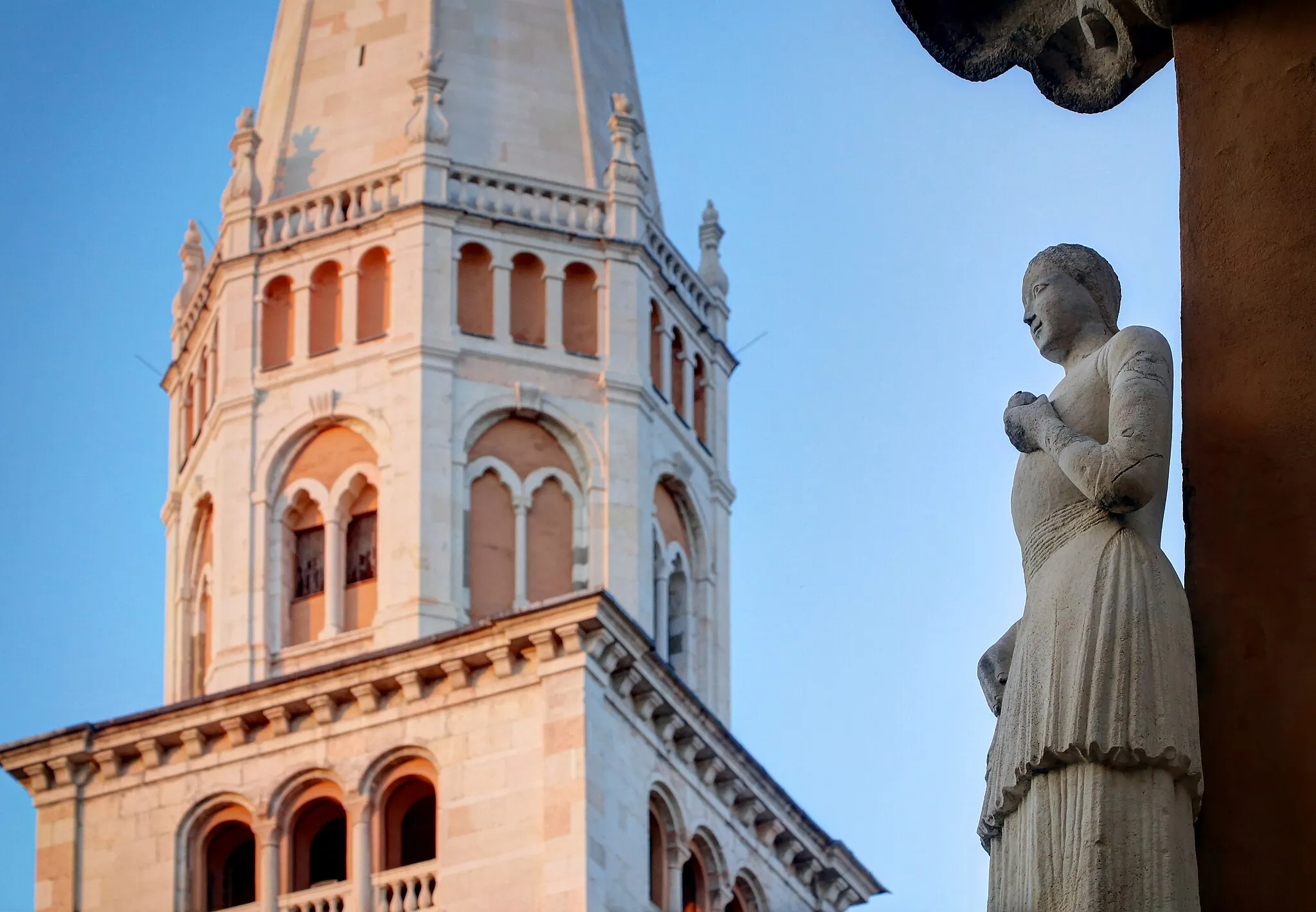 Photo showing: View of Piazza Grande with detail of the statue of La Bonissima and the Ghirlandina tower in the background