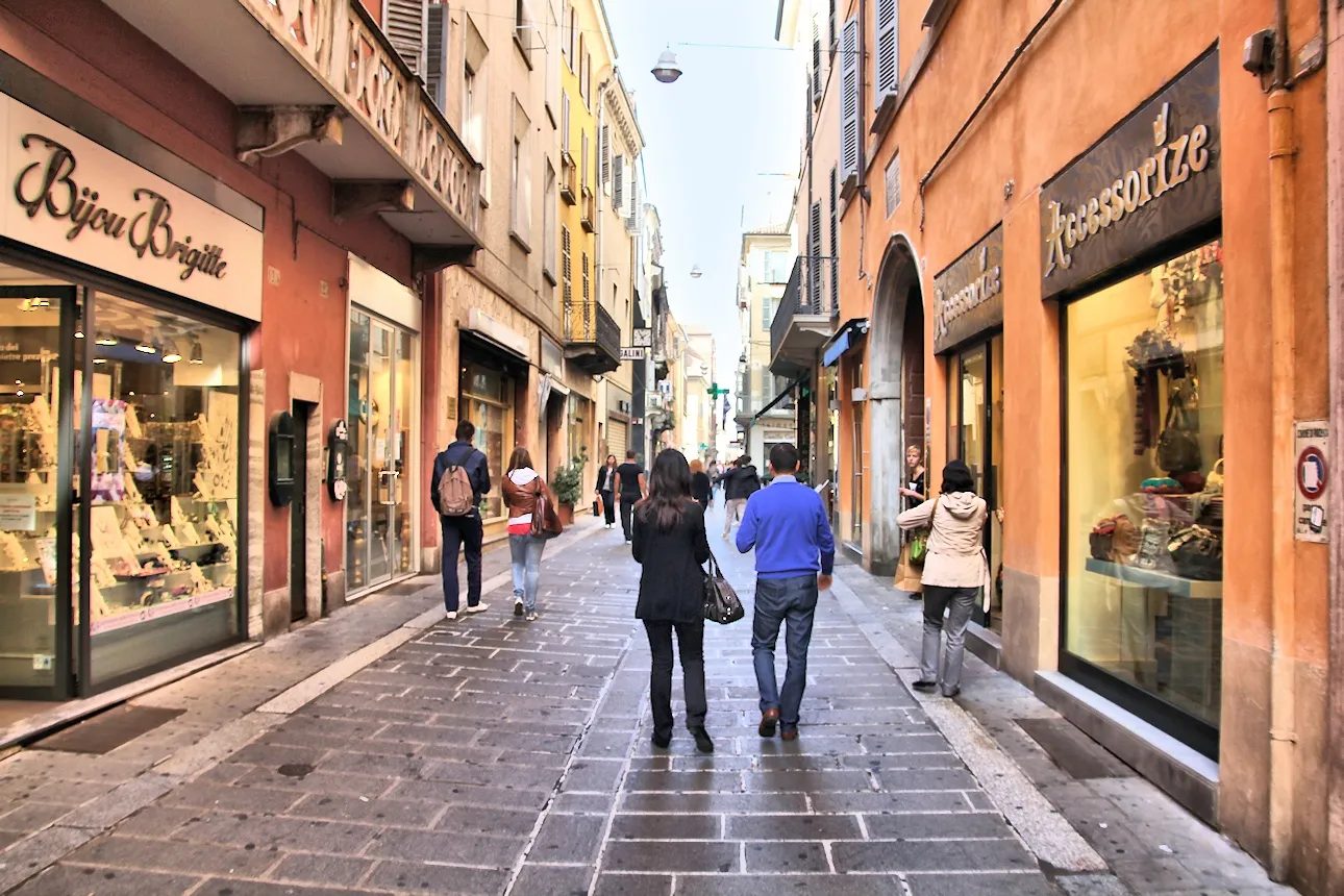 Photo showing: Via XX Settembre shopping street in Piacenza, Italy.