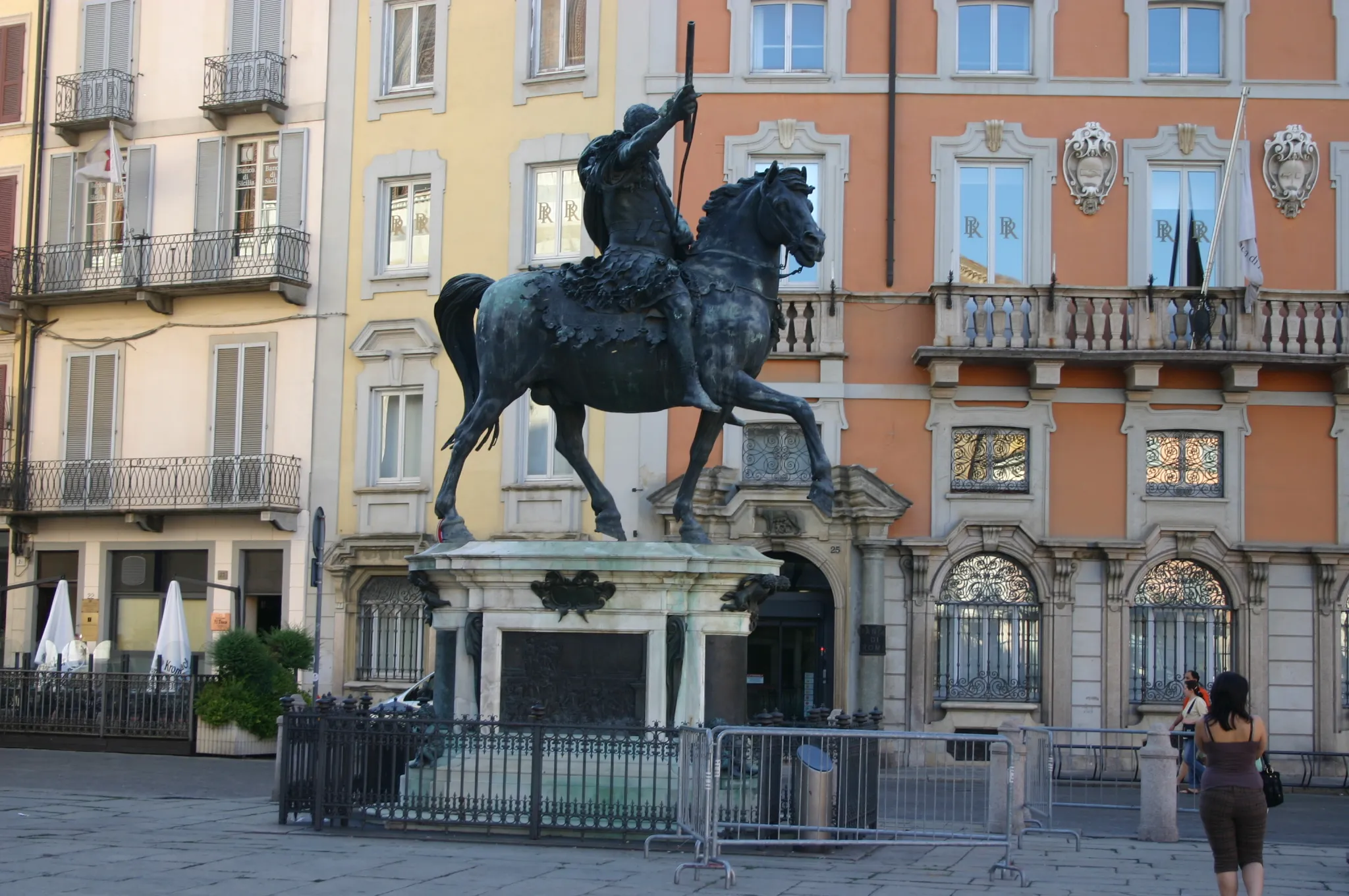 Photo showing: The bronze monument (dating from 1615) to Ranuccio I Farnese, duke of Parma and Piacenza, was created by Francesco Mochi (1580-1654). It stands in the main square, "Piazza dei cavalli", in Piacenza, Italy. Picture by Giovanni Dall'Orto, July 14 2007.