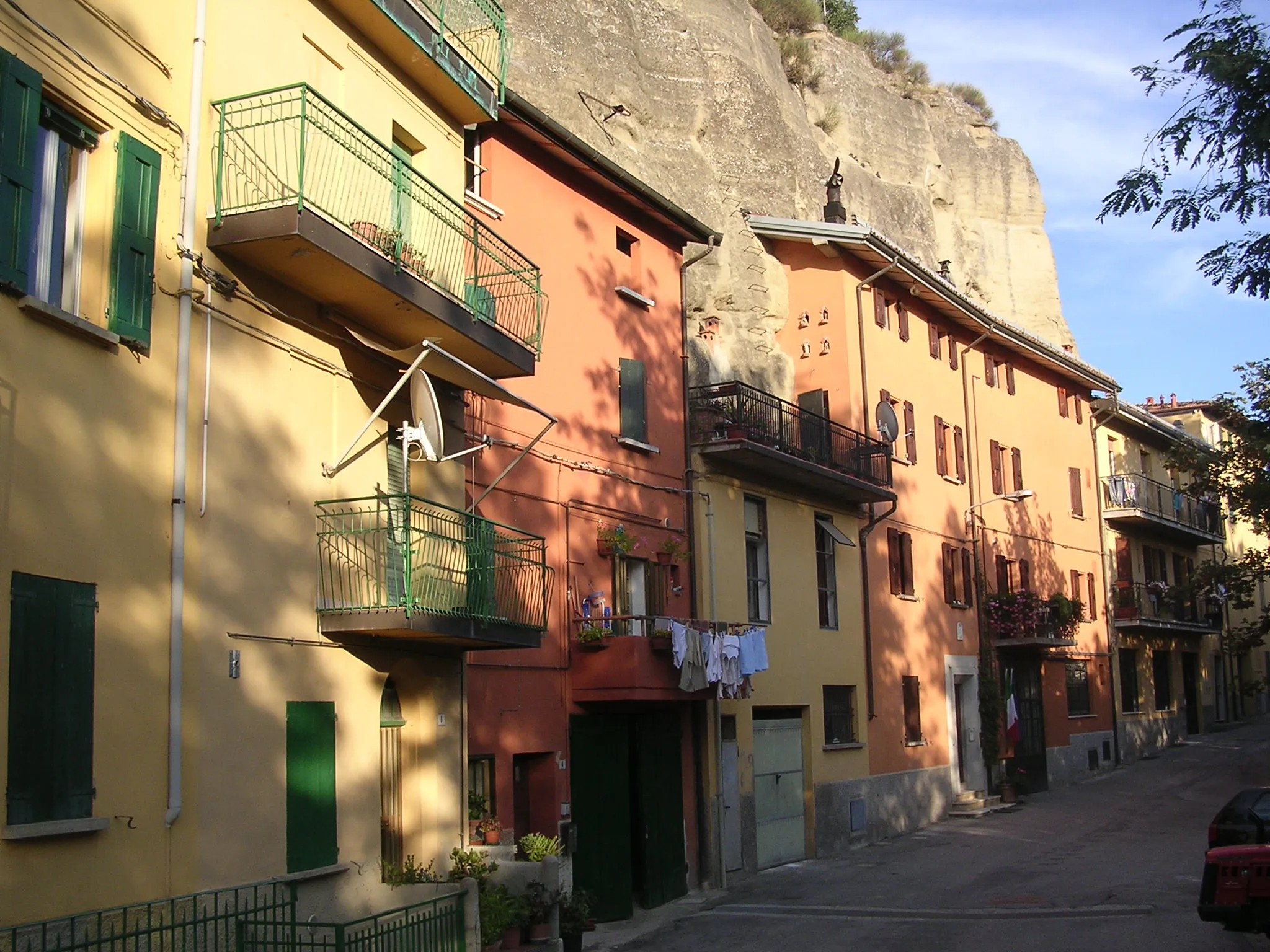 Photo showing: Typical houses built on rock walls, in Livergnano, it:Pianoro (BO, Italy)