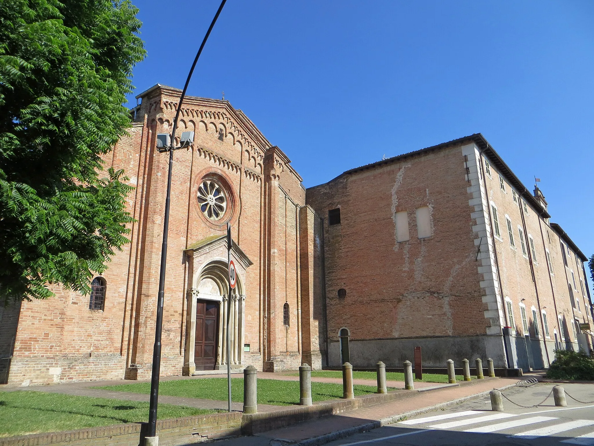 Photo showing: Abbazia di San Bernardo (Fontevivo) - facciata della chiesa e dell'abbazia