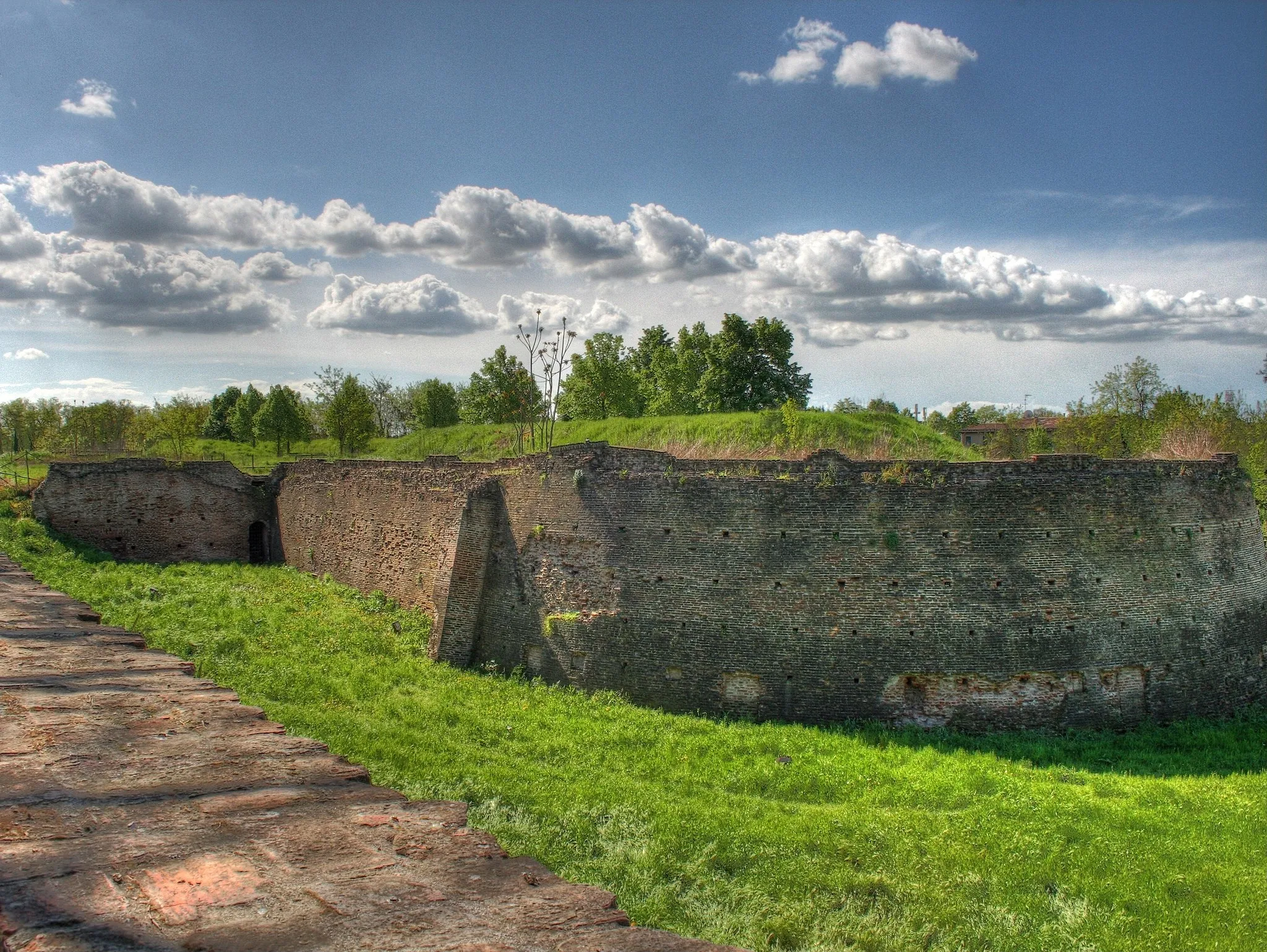 Photo showing: A bastion in Ferrara's ancient walls, Italy.