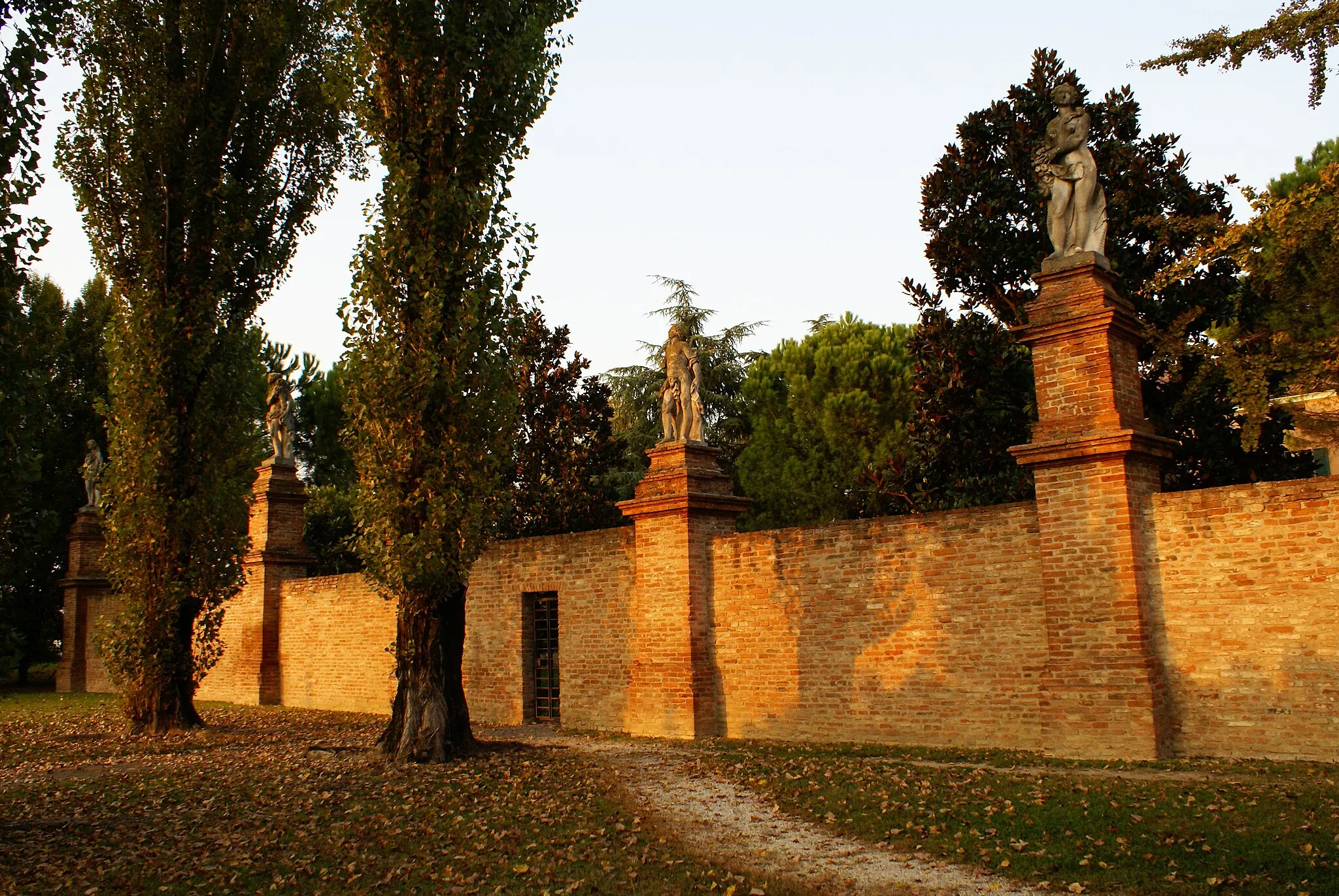 Photo showing: Villa delle Statue, via Pontegradella, Ferrara. Muro di cinta esterno