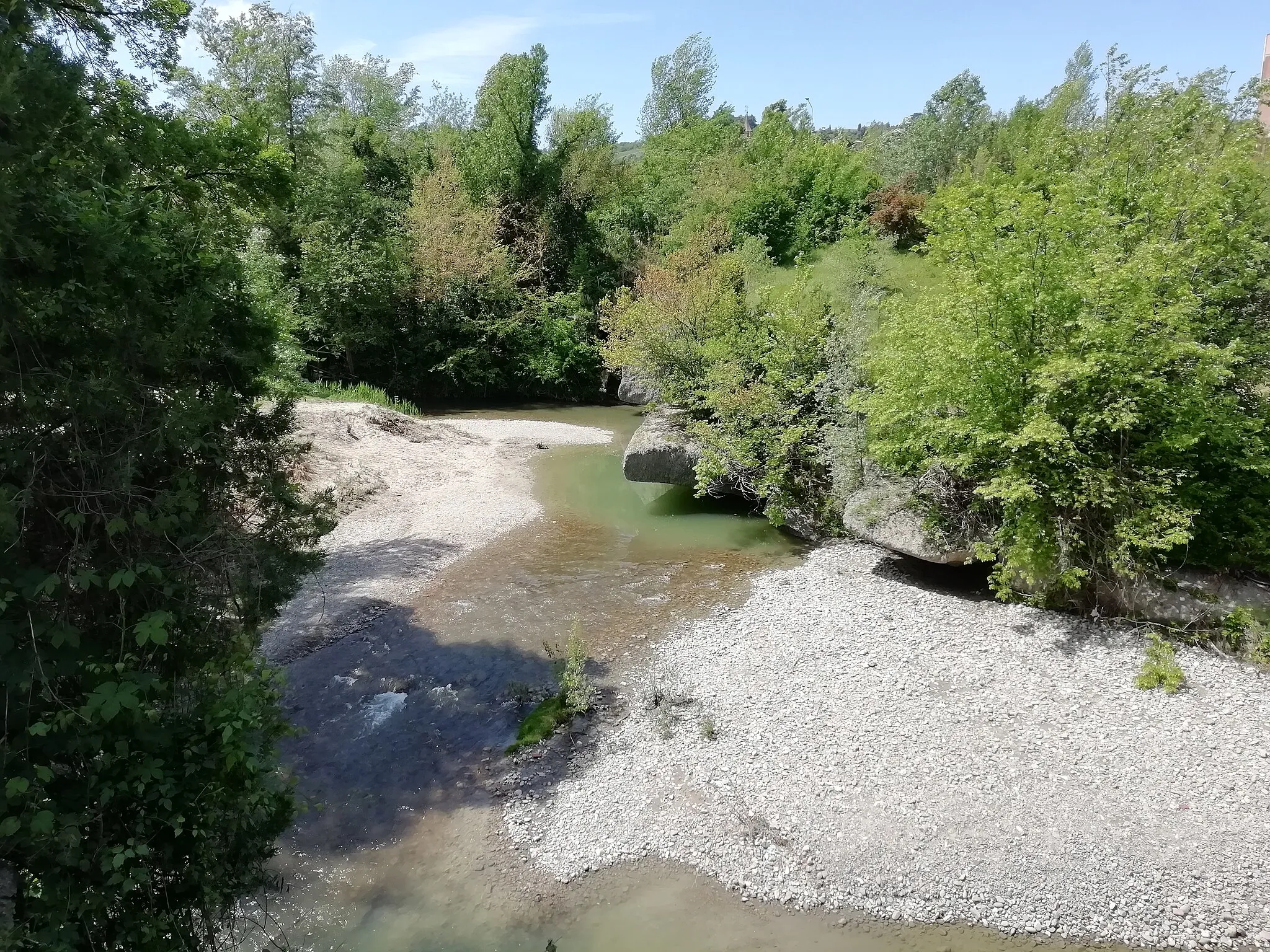 Photo showing: tratto del Savena raggiungibile dal parco Aldo Moro, a Ponticella, San Lazzaro di Savena. Si trova all'esterno ma nei pressi del Parco dei gessi e dei calanchi della Badessa.