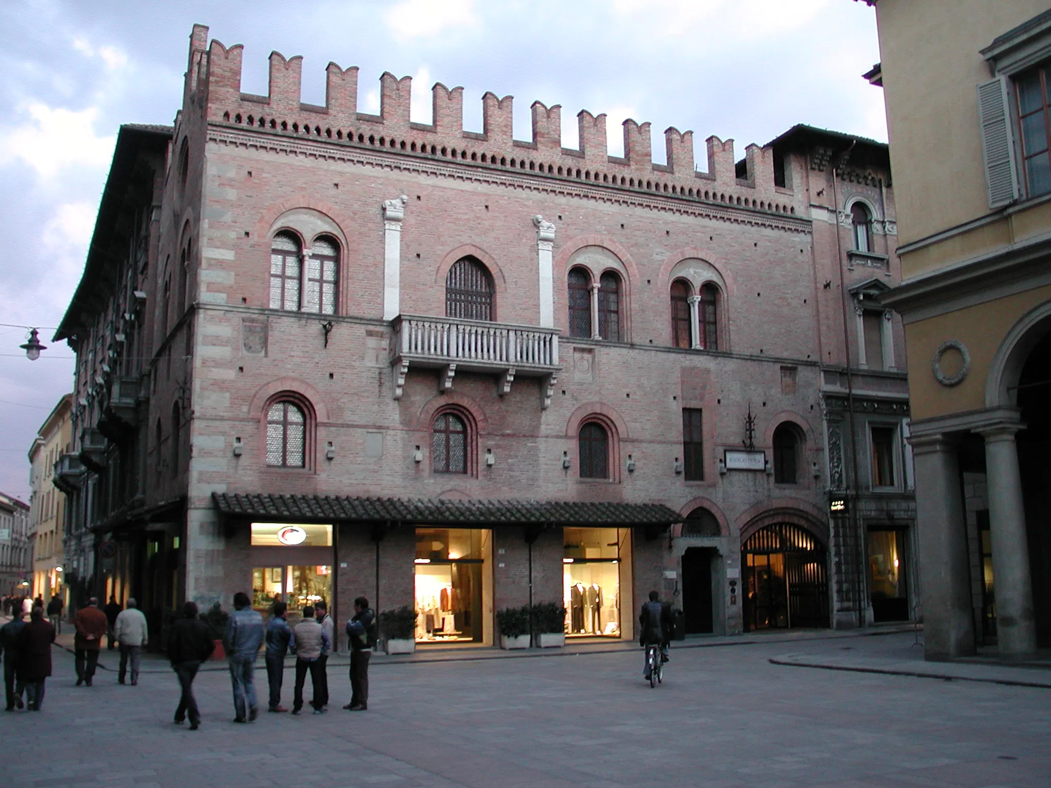 Photo showing: Reggio Emilia, Italy: Piazza del Monte e palazzo del Capitano del Popolo - palaces of Reggio Emilia