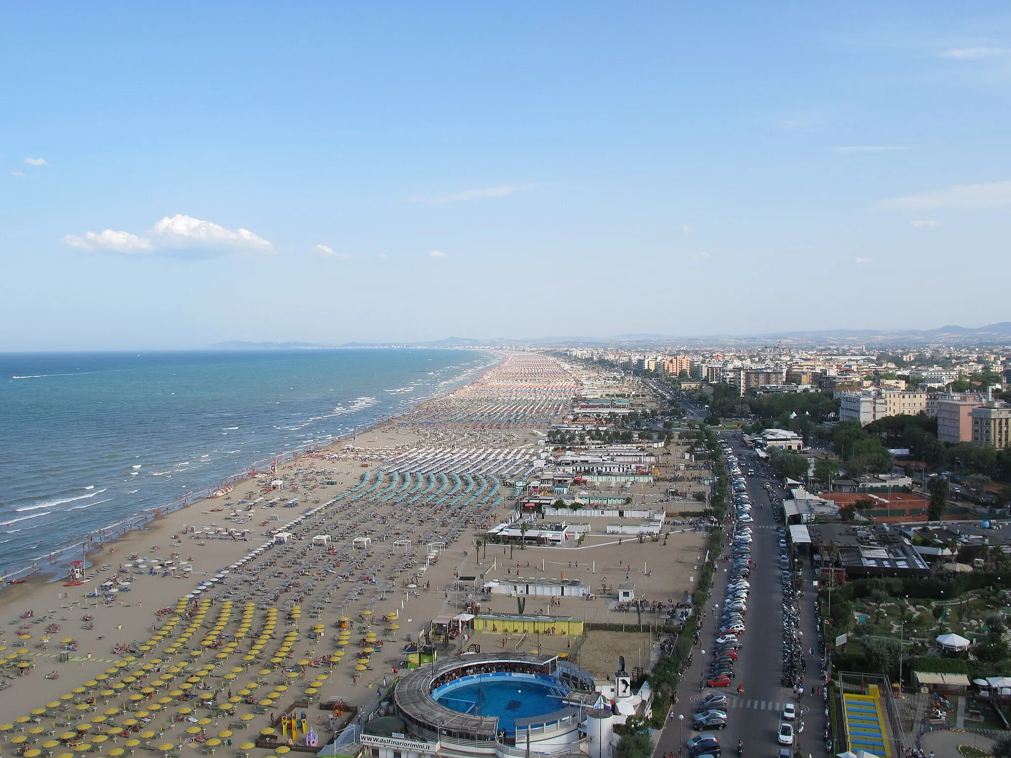 Photo showing: The beach of the city of Rimini, Italy. Photo taken from the ferris wheel on July 14, 2012.