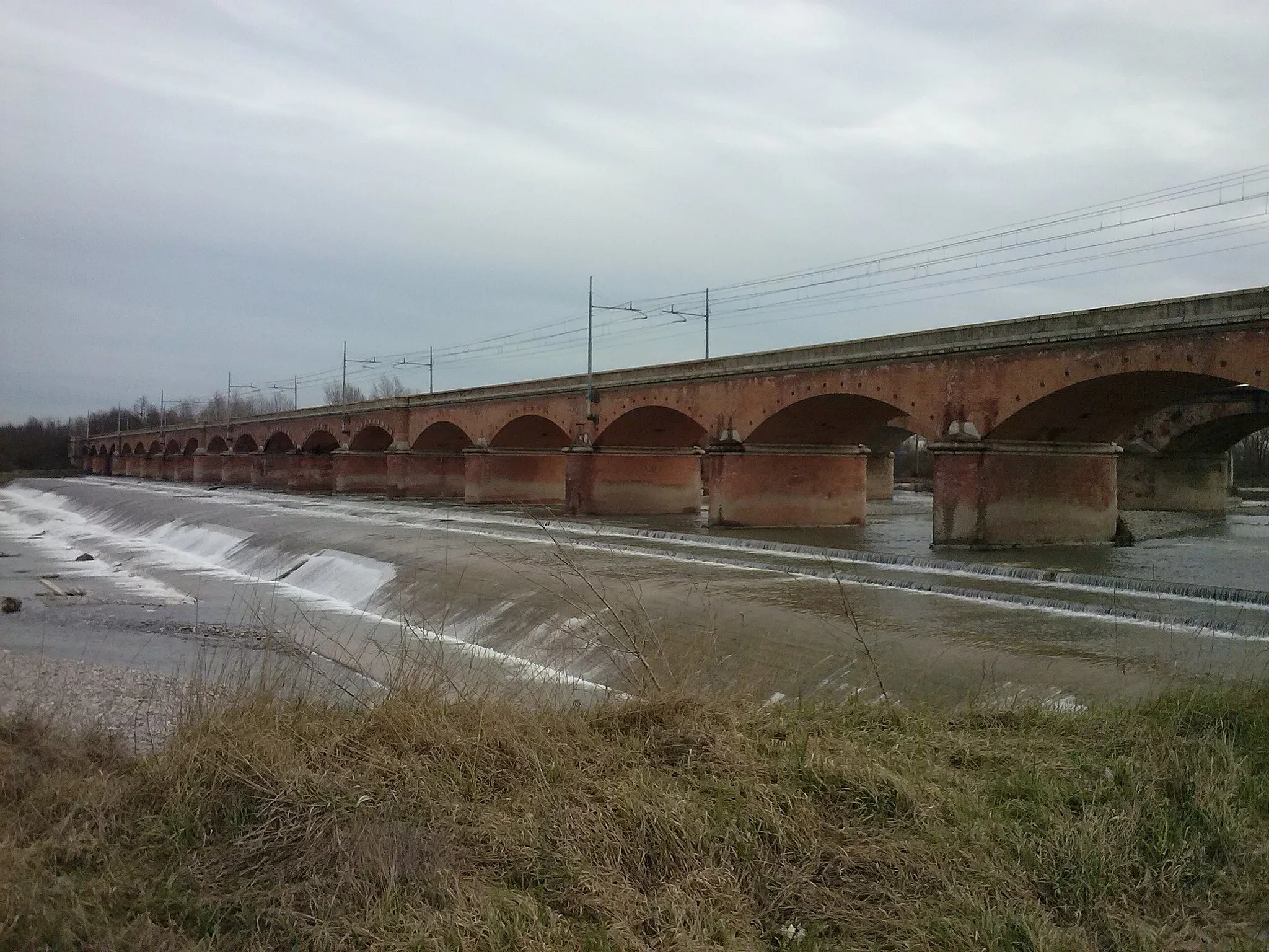 Photo showing: Railway bridge crossing the river Trebbia between Piacenza and San Nicolò a Trebbia (municipality of Rottofreno, Piacenza)