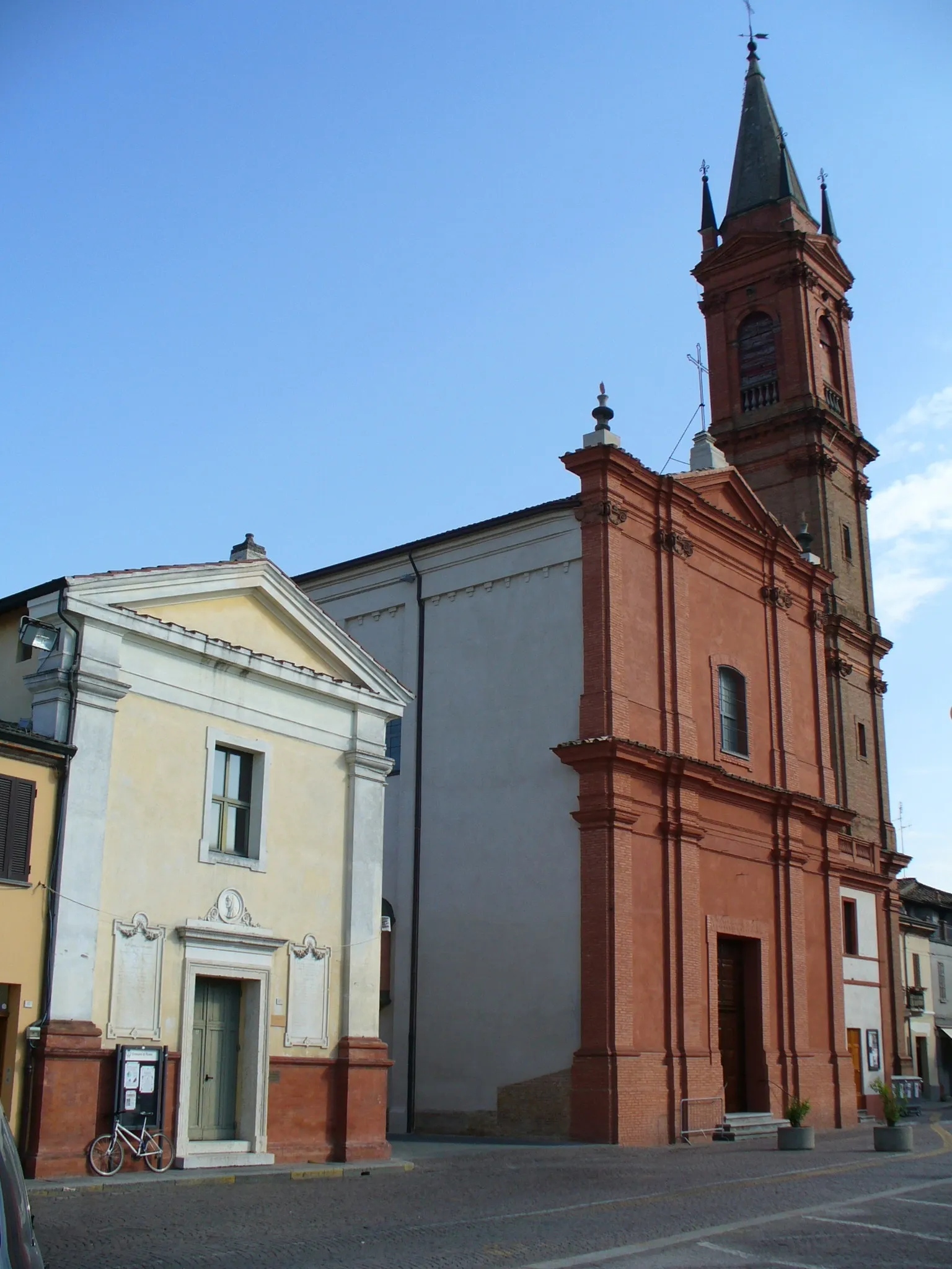 Photo showing: la chiesa arcipretale e la chiesetta in albis in piazza Farini a Russi (RA)