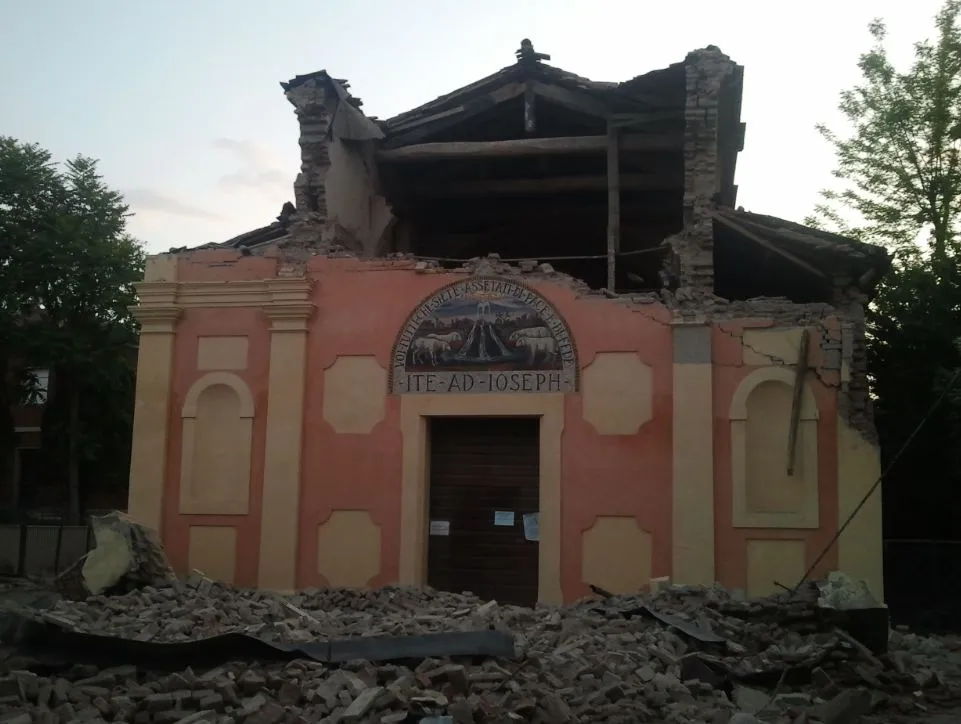 Photo showing: La chiesa del Mulino a San Felice sul Panaro, pochi minuti dopo la scossa di terremoto di magnitudo 6.0 del 20.05.2012